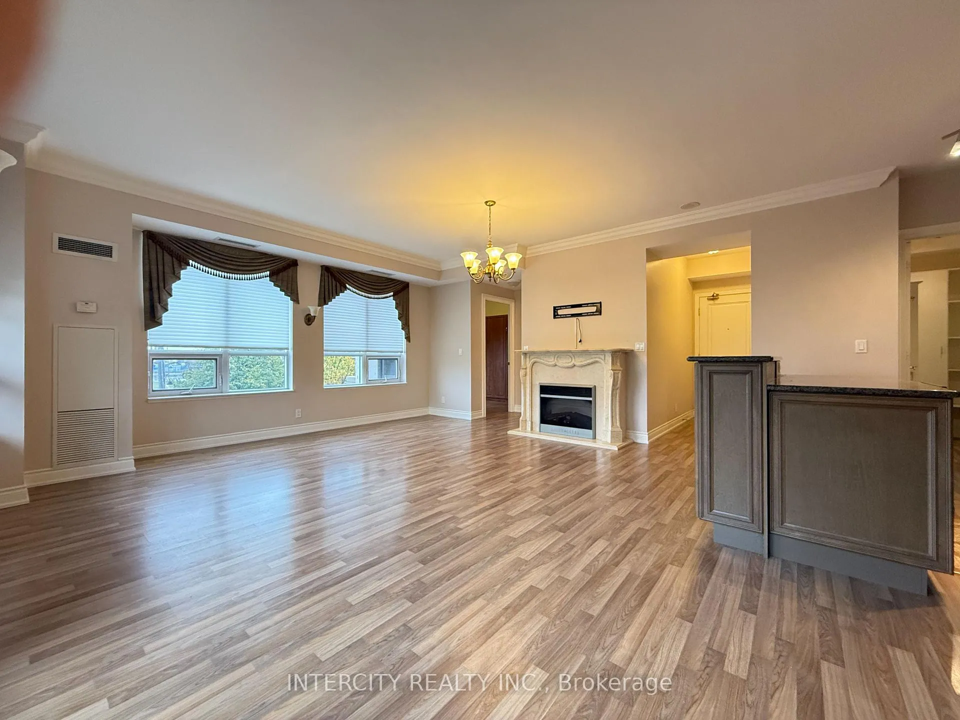 Photo 2 of Unit 212, 9225 Jane Street, Vaughan, Maple — HOMEH