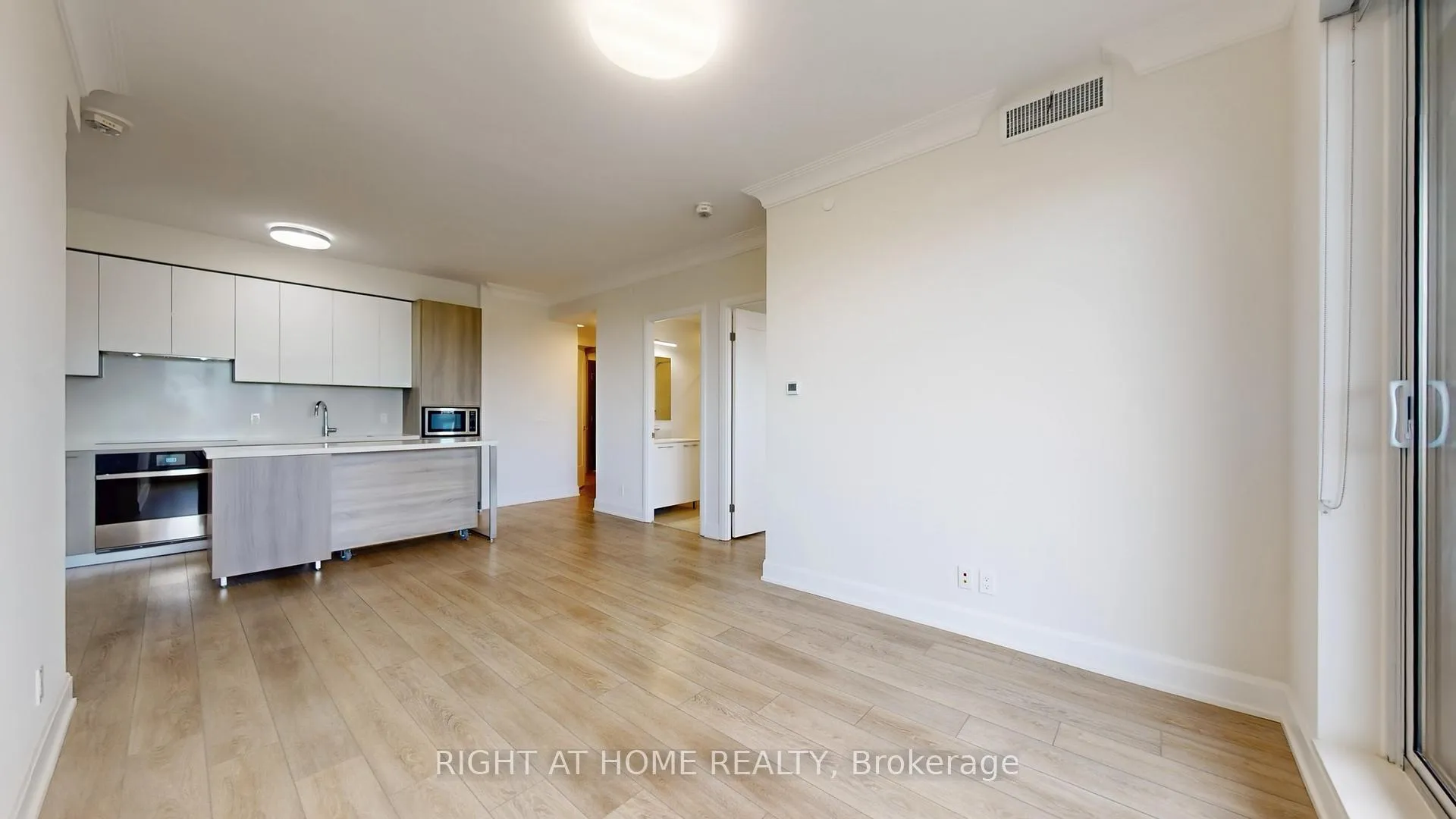 Photo 6 of Unit 807, 38 Water Walk Drive, Markham, Unionville — HOMEH
