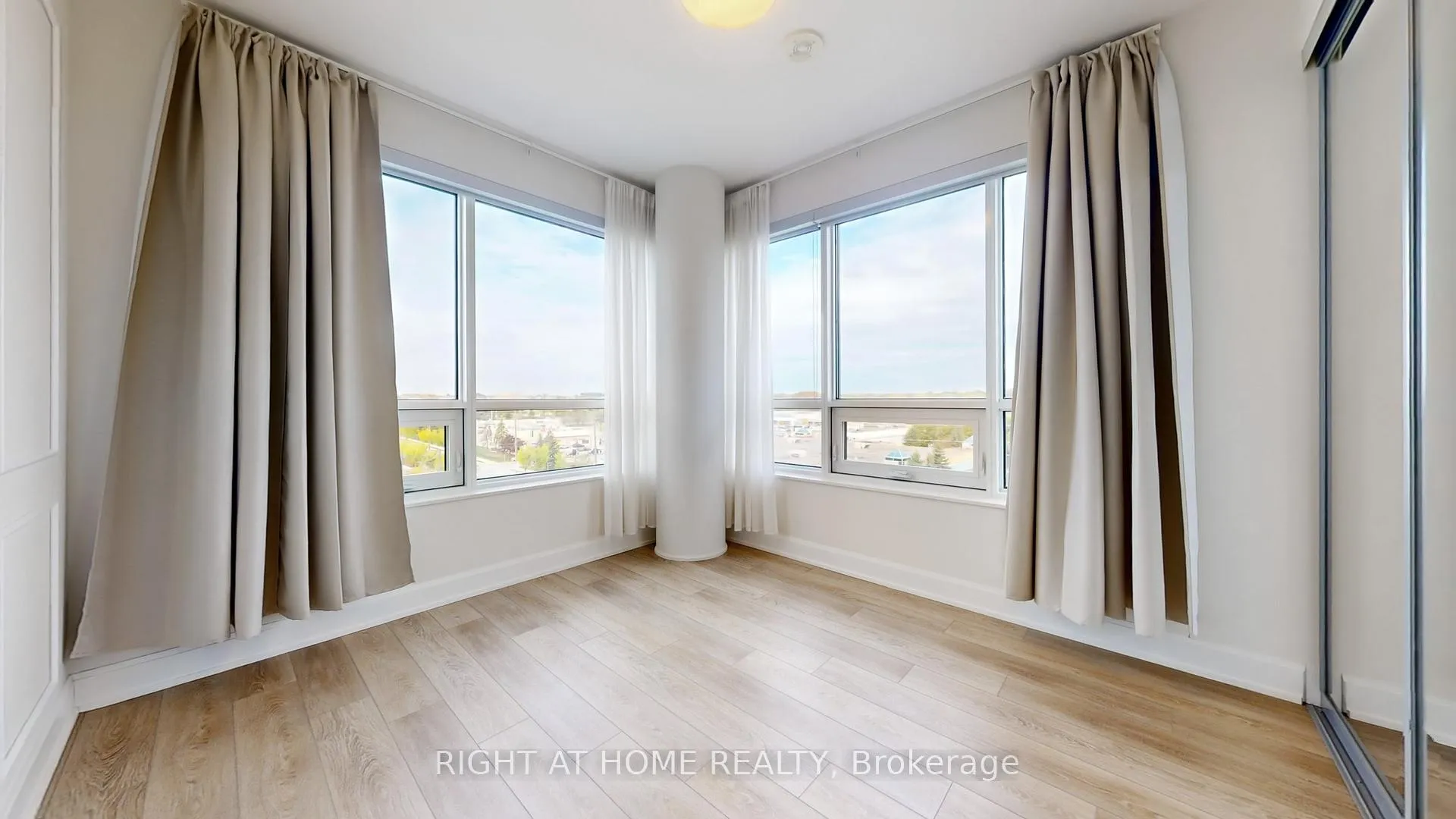 Photo 15 of Unit 807, 38 Water Walk Drive, Markham, Unionville — HOMEH