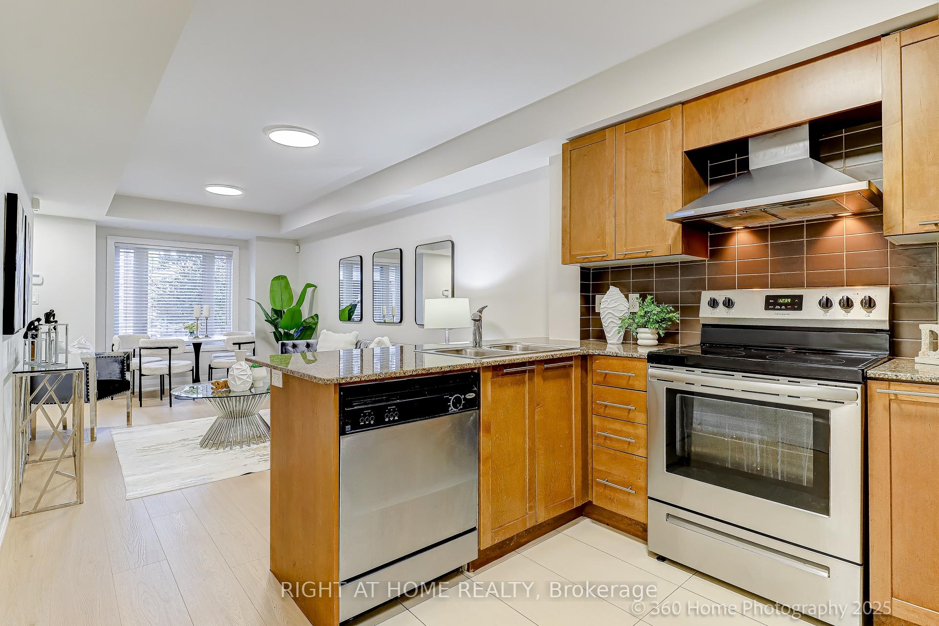 Photo 8 of Unit 256, 318 John Street, Markham, Aileen-Willowbrook — HOMEH