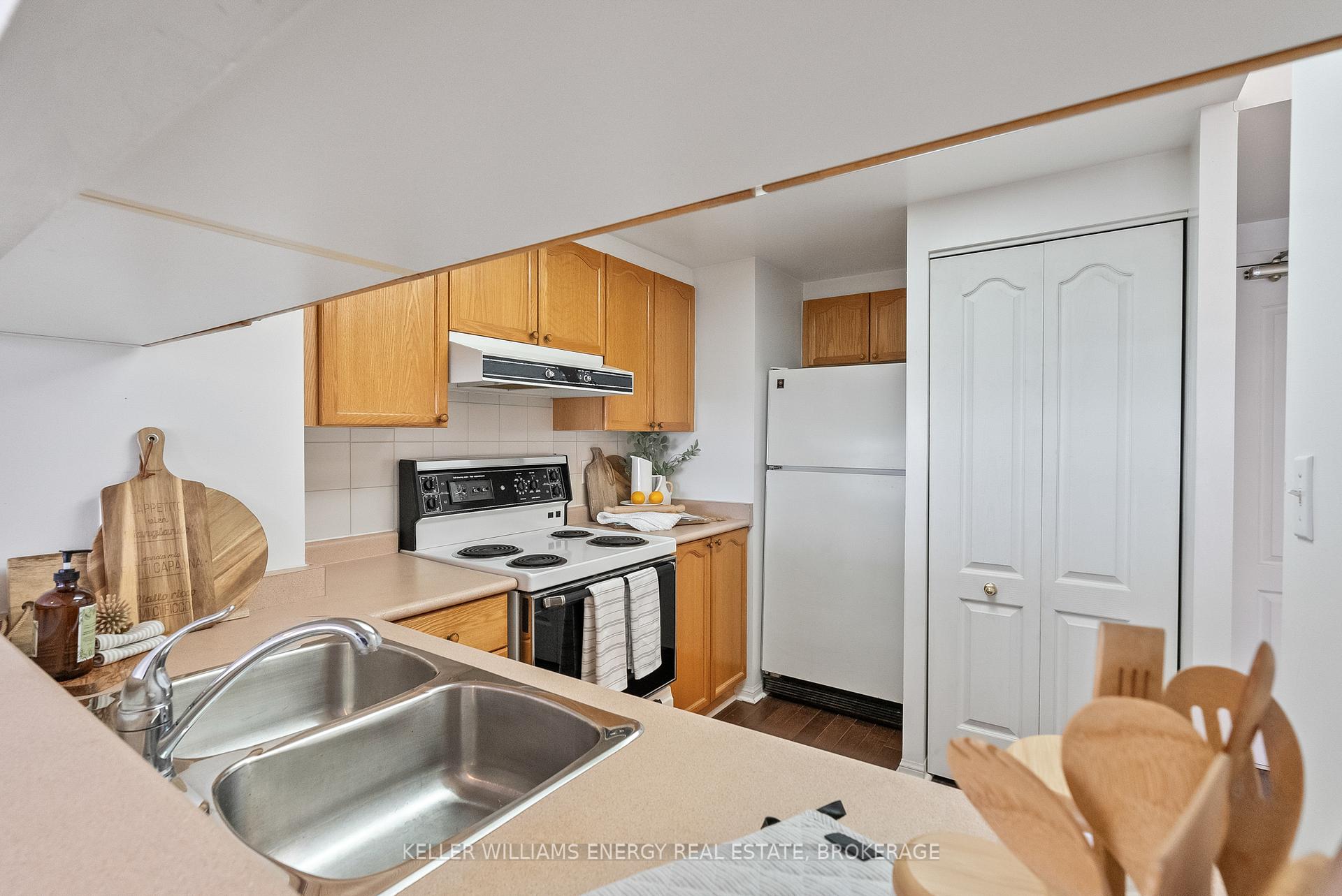 Photo 9 of Unit 904, 712 Rossland Road E, Whitby, Pringle Creek — HOMEH