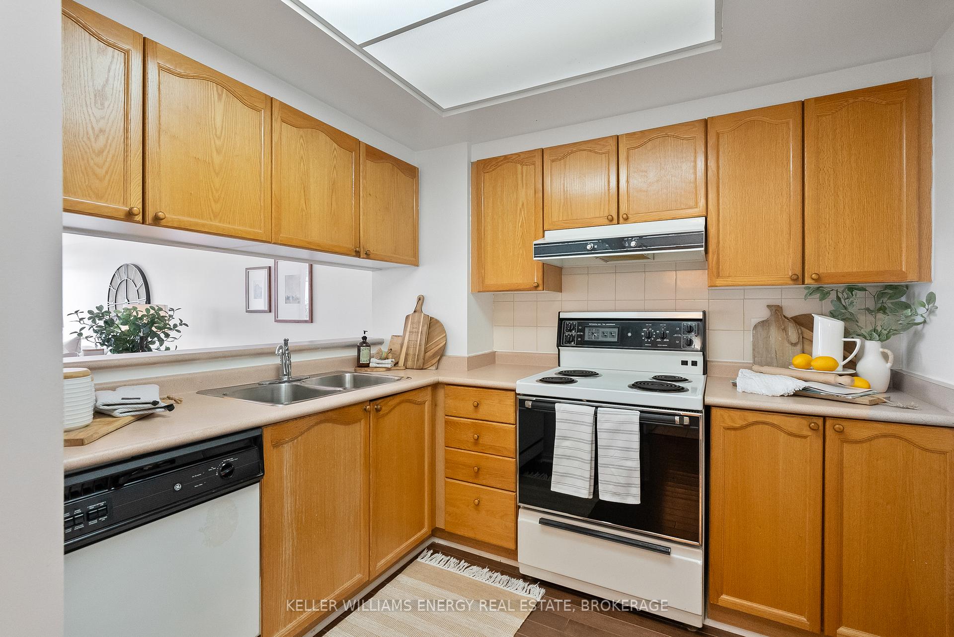 Photo 10 of Unit 904, 712 Rossland Road E, Whitby, Pringle Creek — HOMEH
