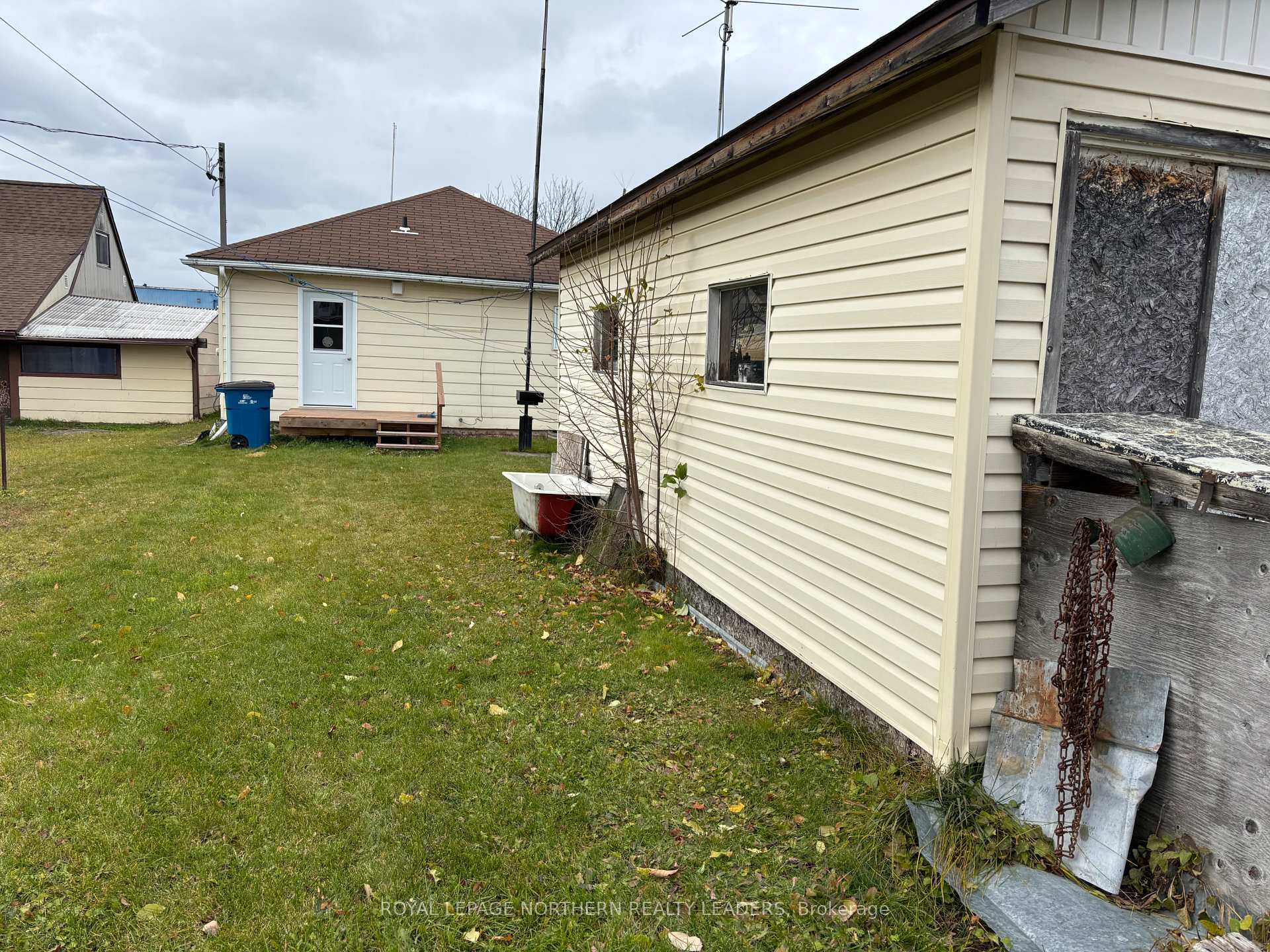 Photo 3 of 270 Ninth Avenue, Cochrane — HOMEH