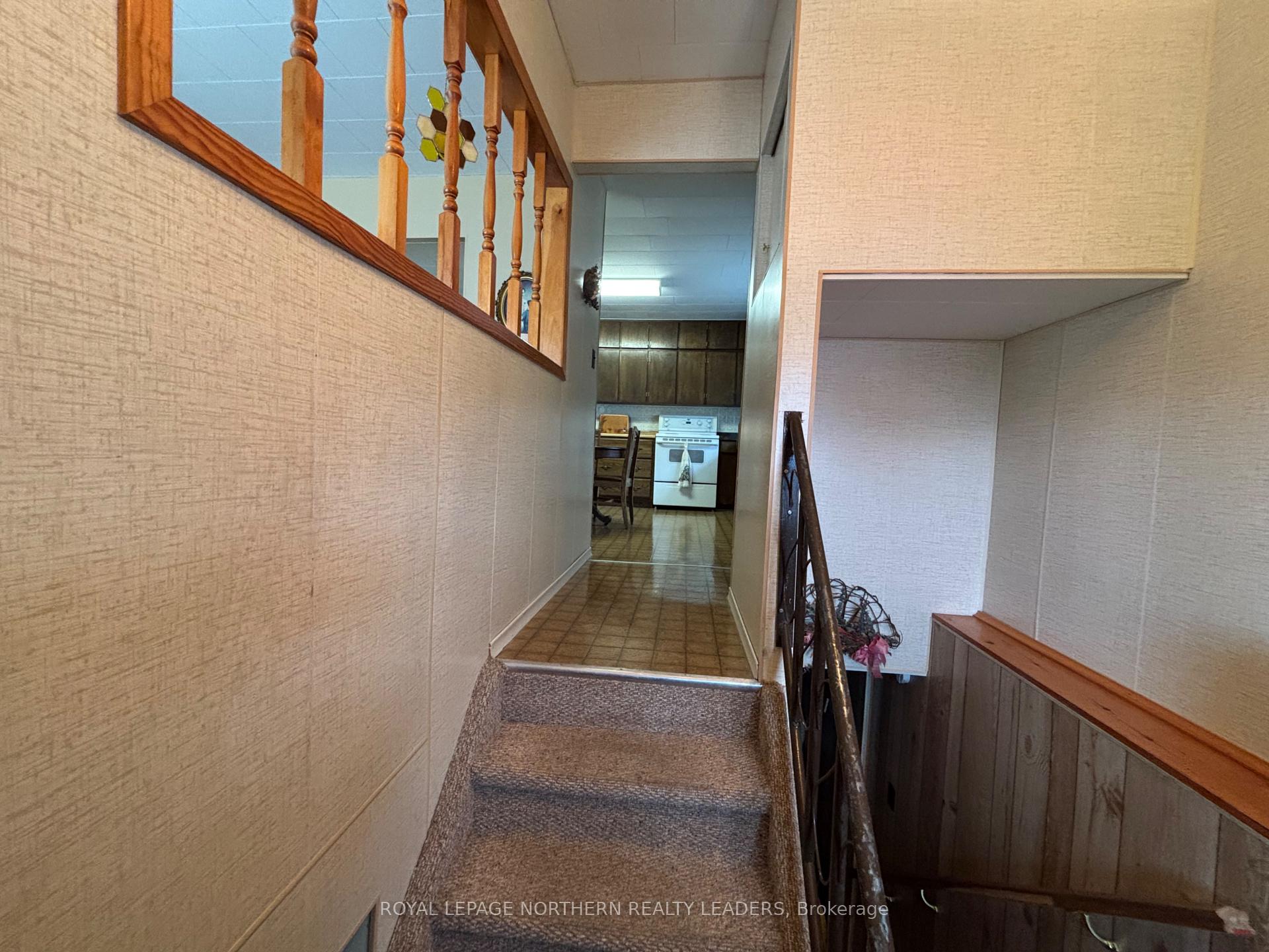 Photo 5 of 270 Ninth Avenue, Cochrane — HOMEH