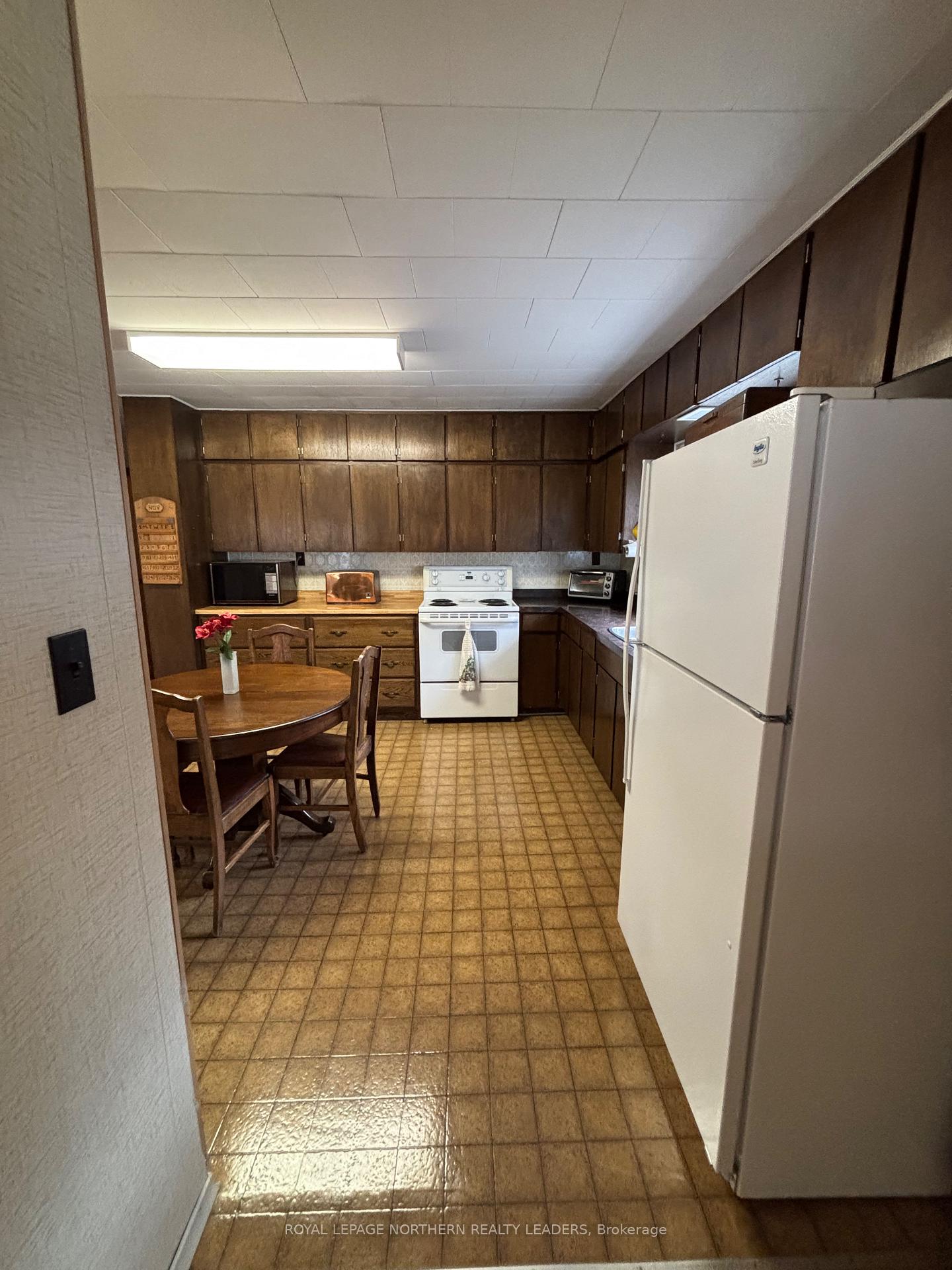 Photo 4 of 270 Ninth Avenue, Cochrane — HOMEH