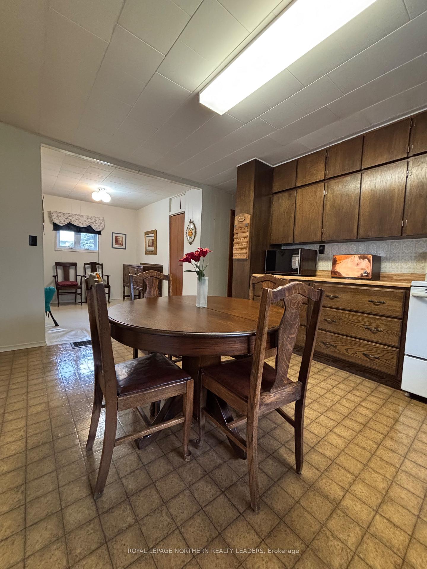 Photo 8 of 270 Ninth Avenue, Cochrane — HOMEH