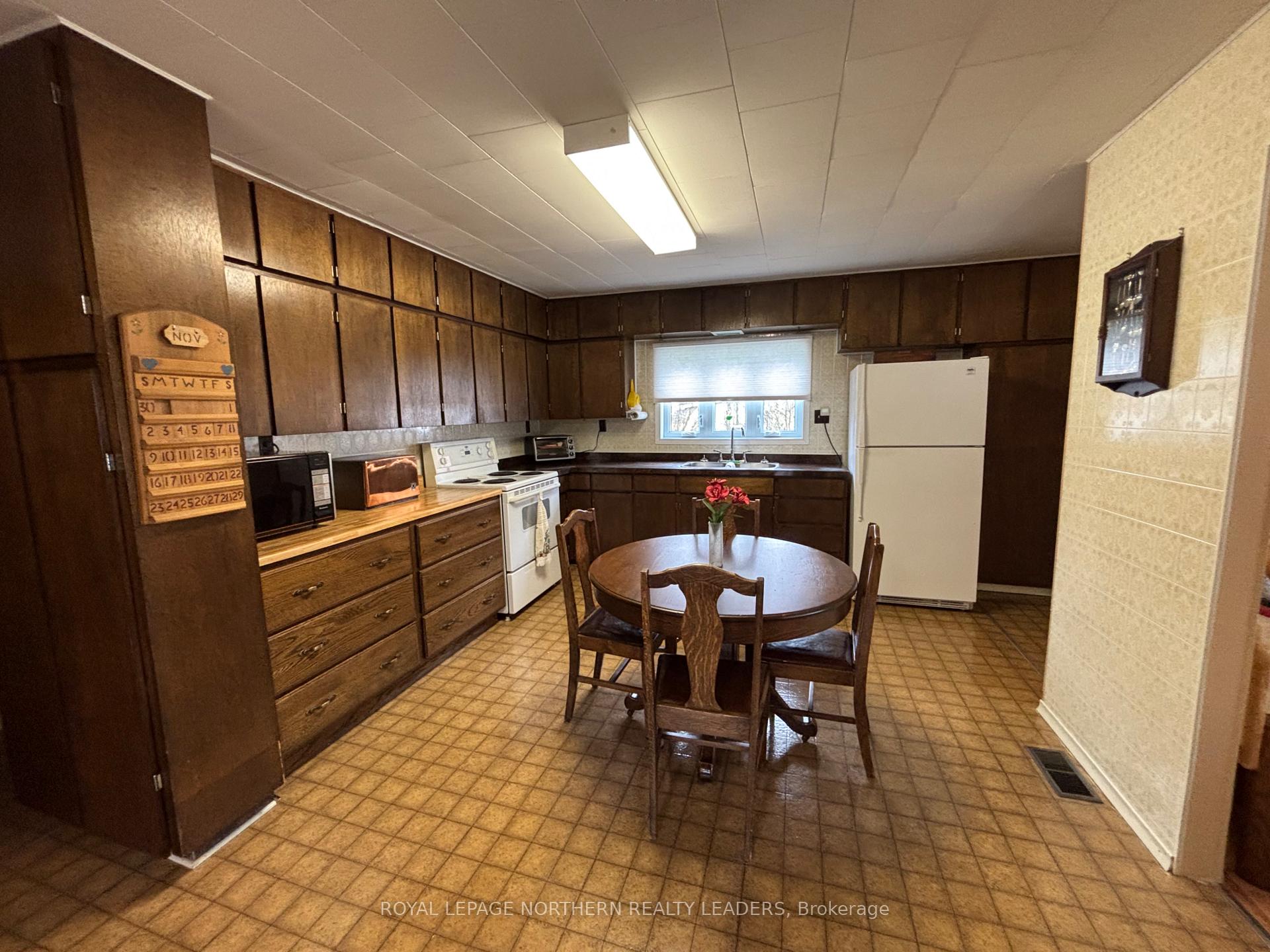 Photo 6 of 270 Ninth Avenue, Cochrane — HOMEH