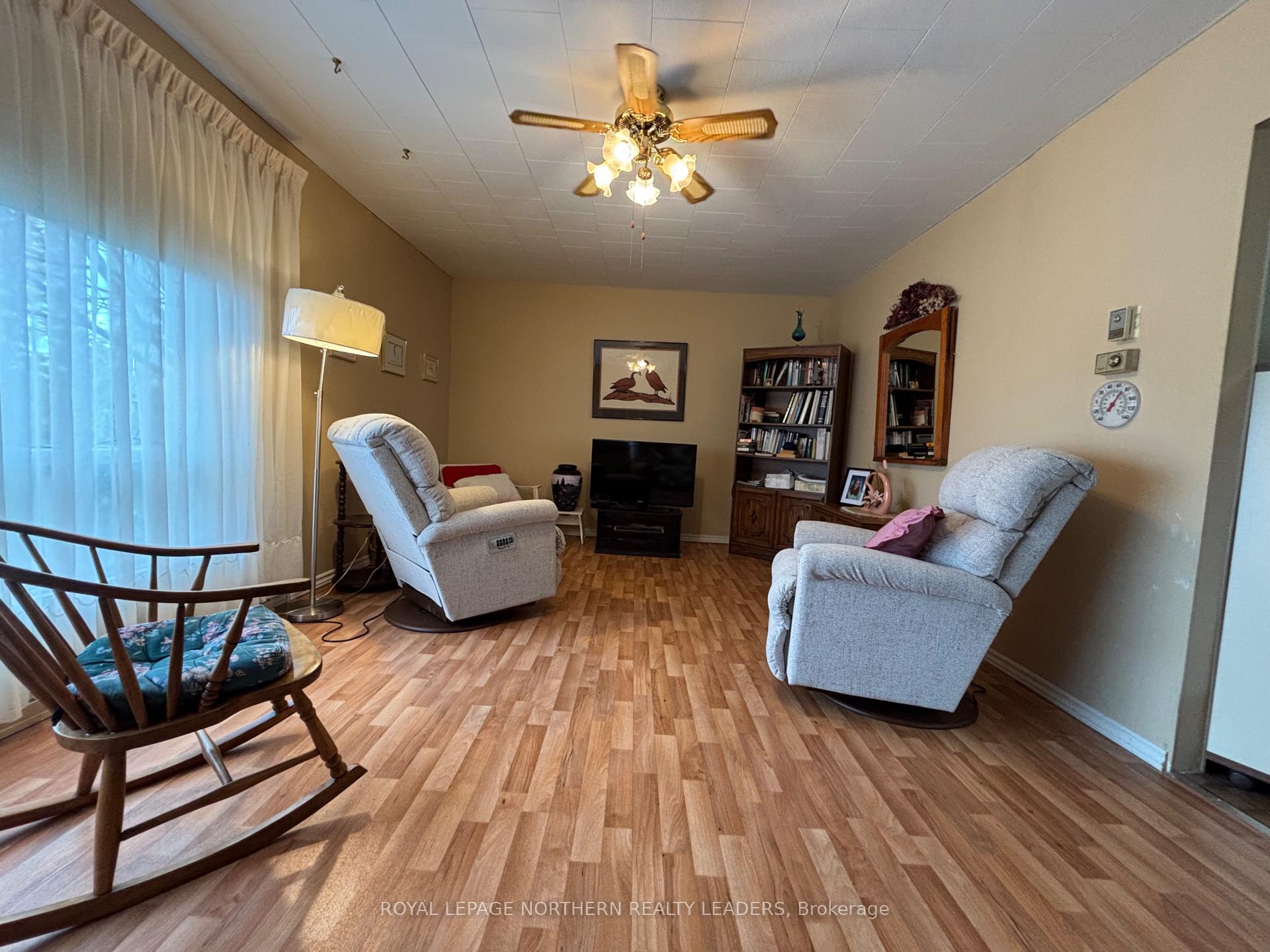 Photo 11 of 270 Ninth Avenue, Cochrane — HOMEH