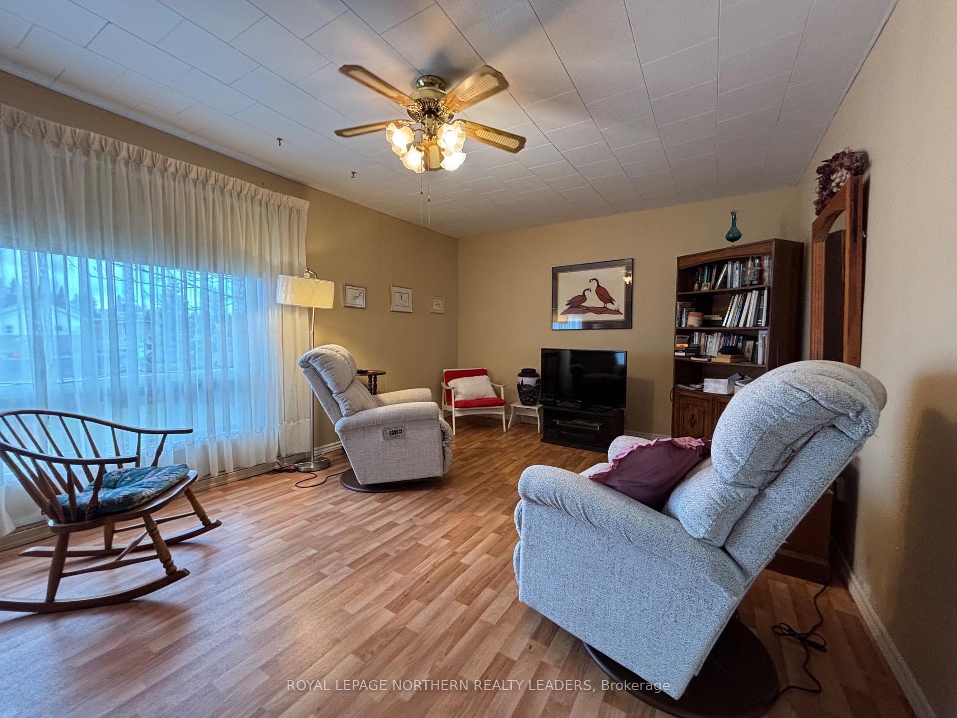 Photo 10 of 270 Ninth Avenue, Cochrane — HOMEH