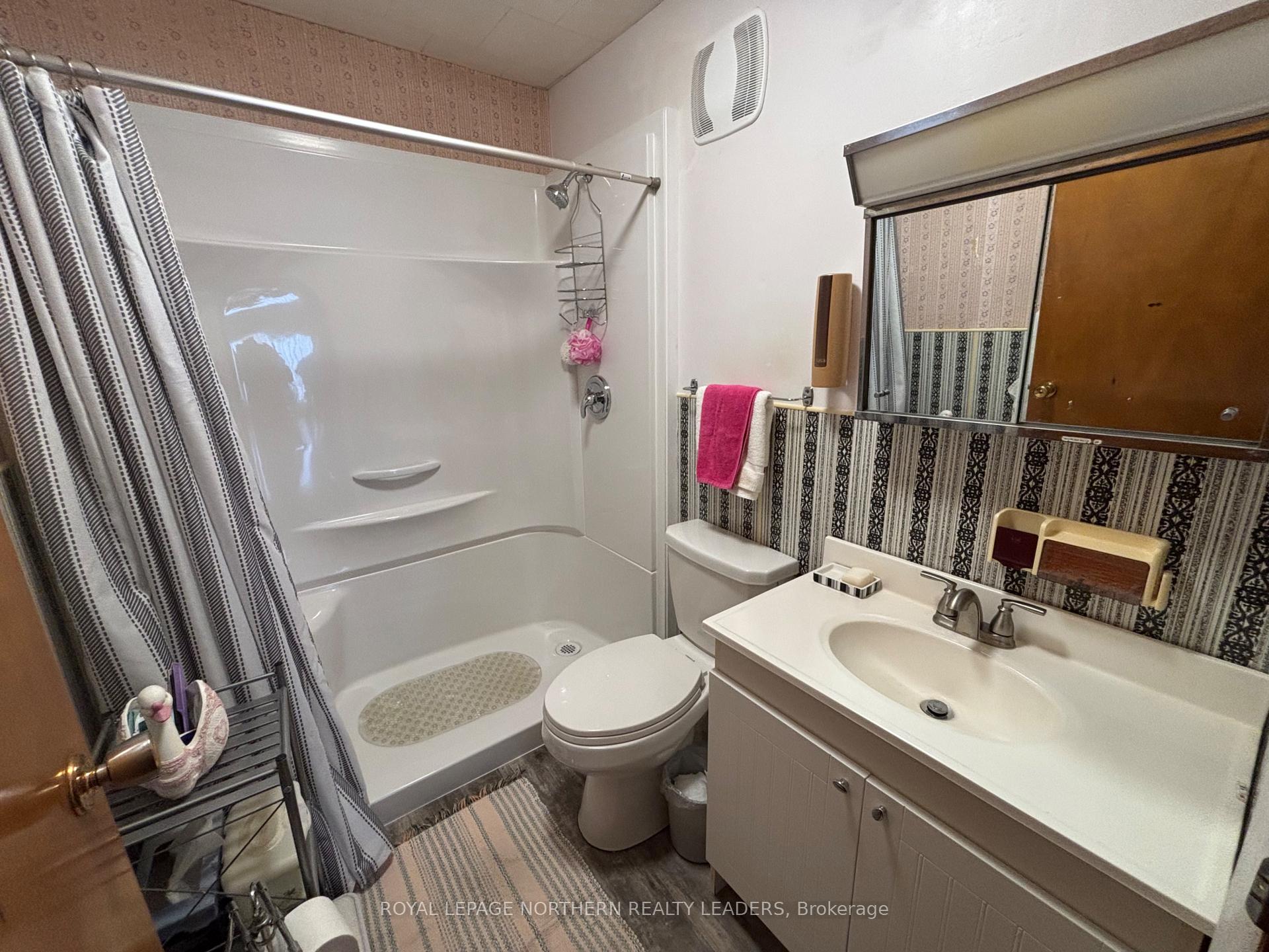 Photo 20 of 270 Ninth Avenue, Cochrane — HOMEH