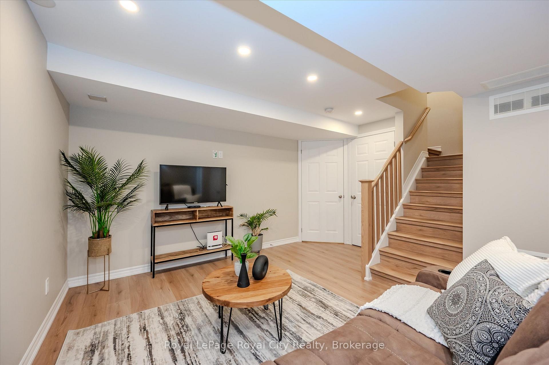 Photo 33 of Unit 4, 361 Arkell Road, Guelph, Pineridge/Westminster Woods — HOMEH