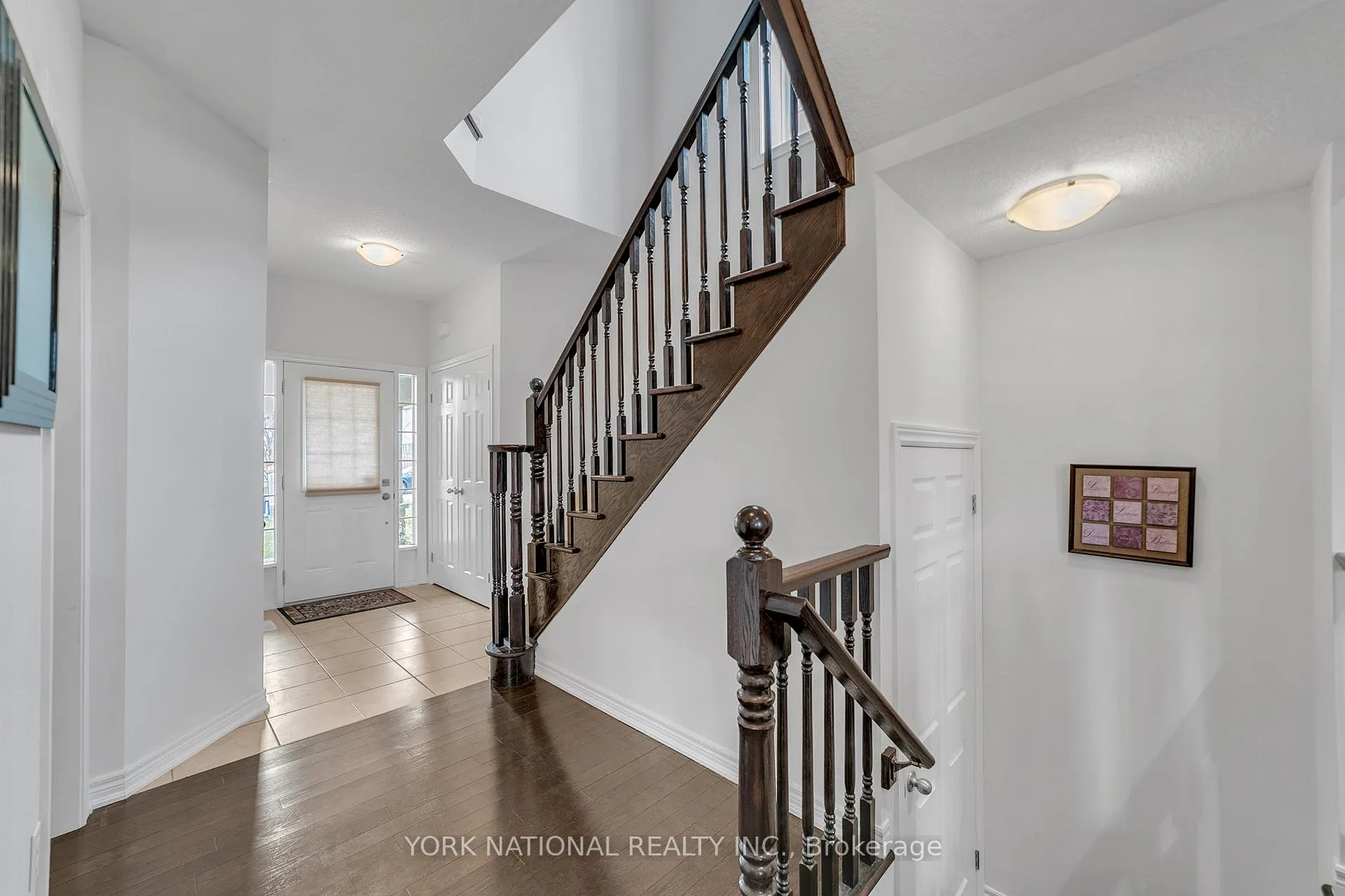 Photo 4 of 30 Madonna Drive S, Hamilton, Carpenter — HOMEH