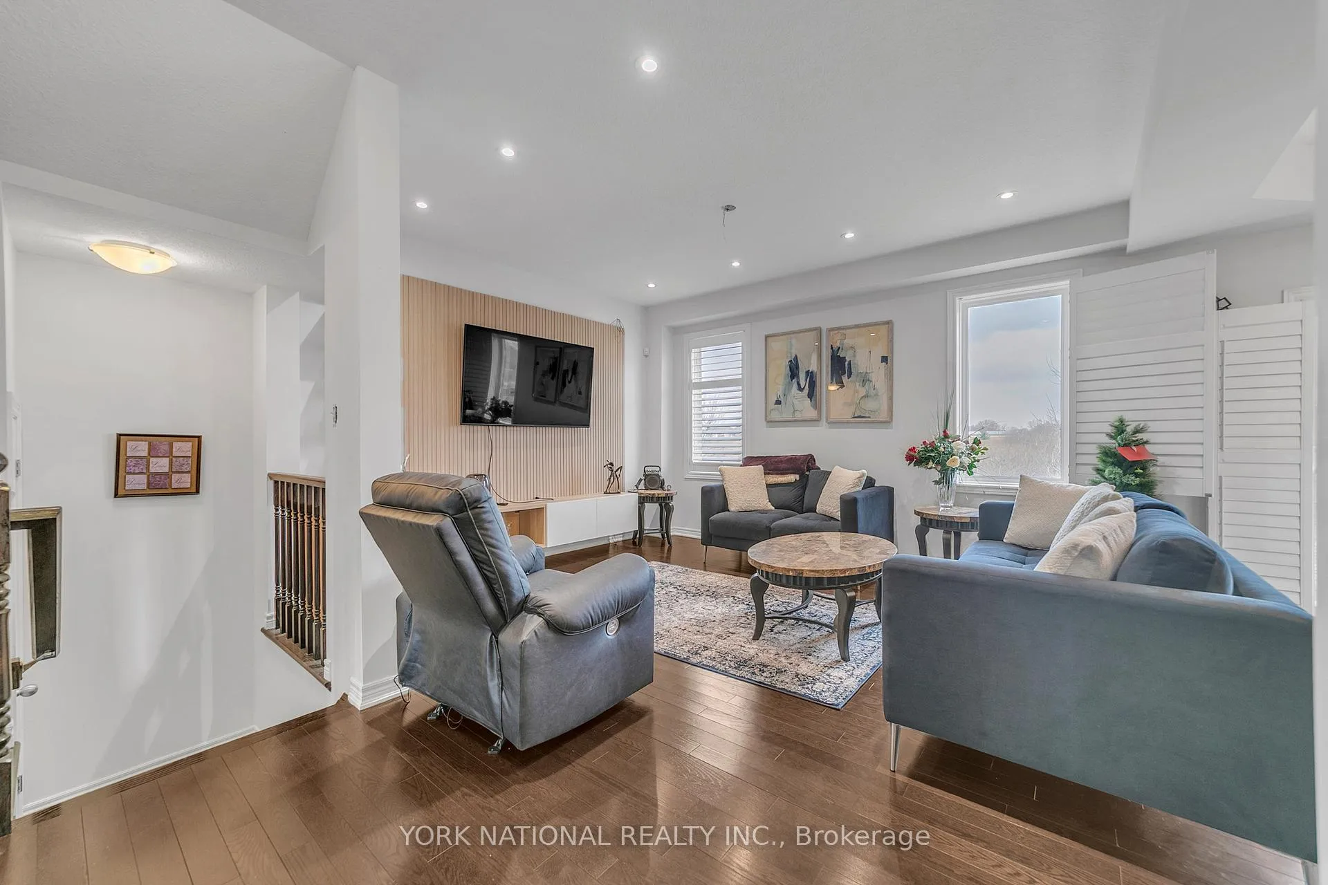 Photo 6 of 30 Madonna Drive S, Hamilton, Carpenter — HOMEH