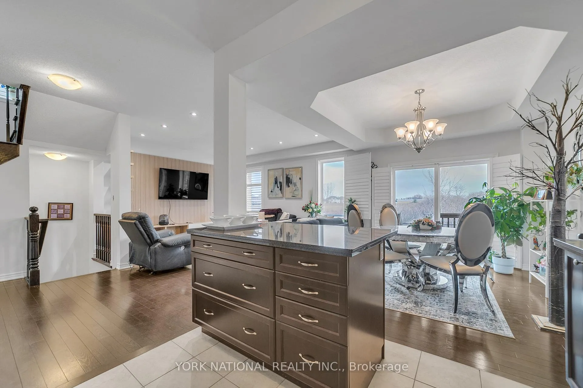 Photo 11 of 30 Madonna Drive S, Hamilton, Carpenter — HOMEH