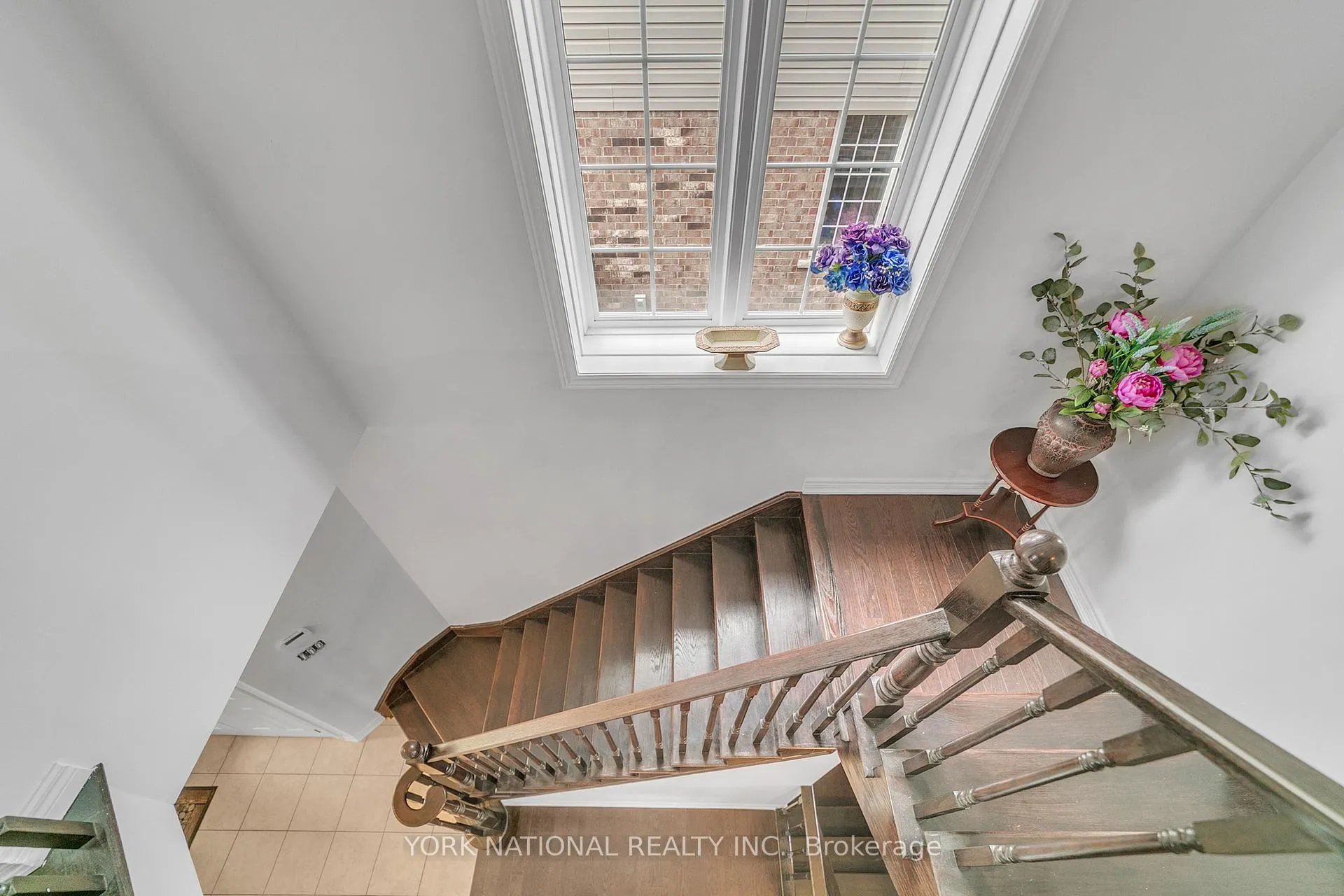 Photo 16 of 30 Madonna Drive S, Hamilton, Carpenter — HOMEH
