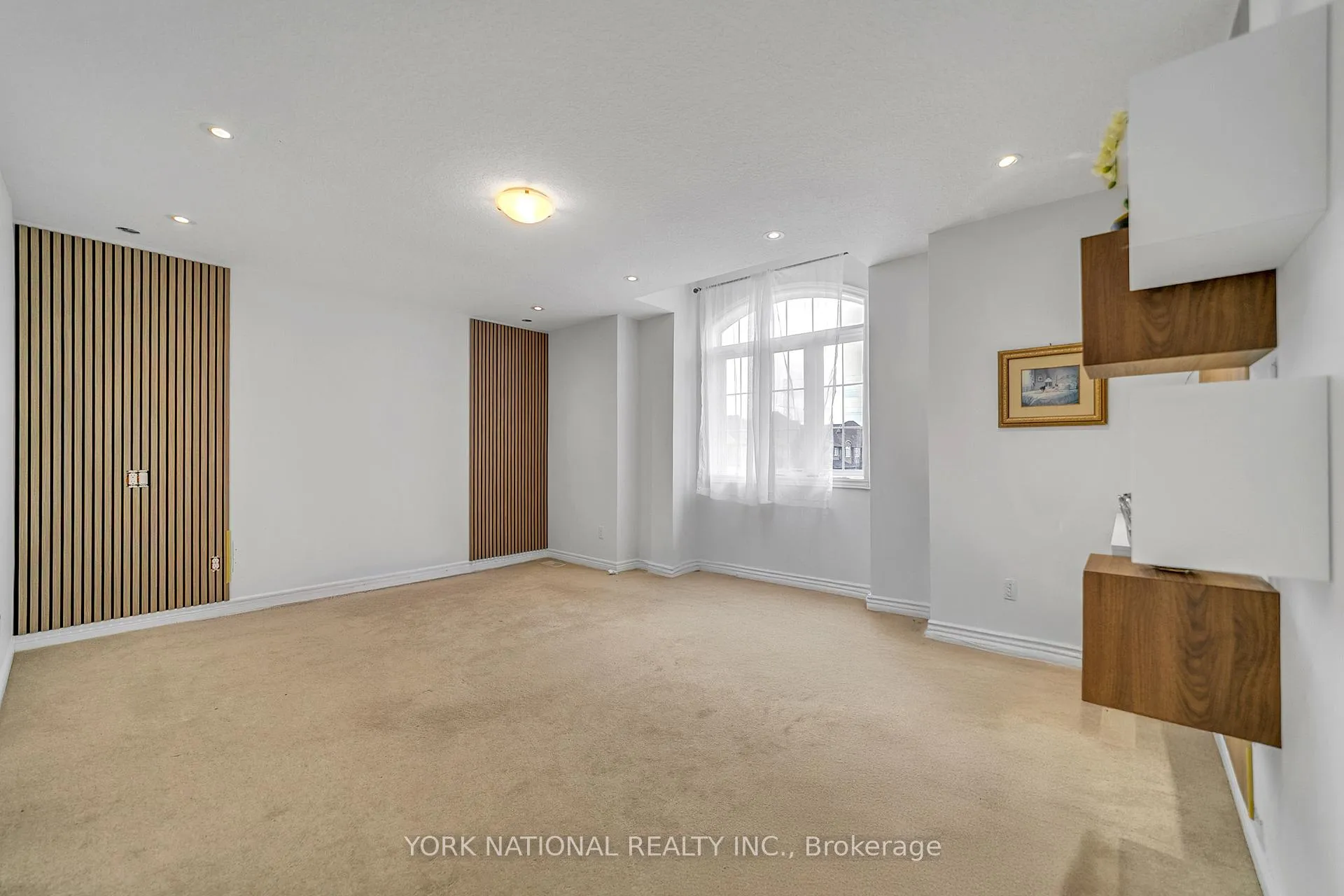 Photo 18 of 30 Madonna Drive S, Hamilton, Carpenter — HOMEH