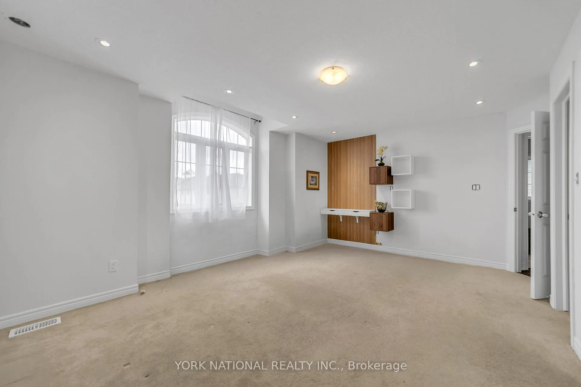 Photo 19 of 30 Madonna Drive S, Hamilton, Carpenter — HOMEH
