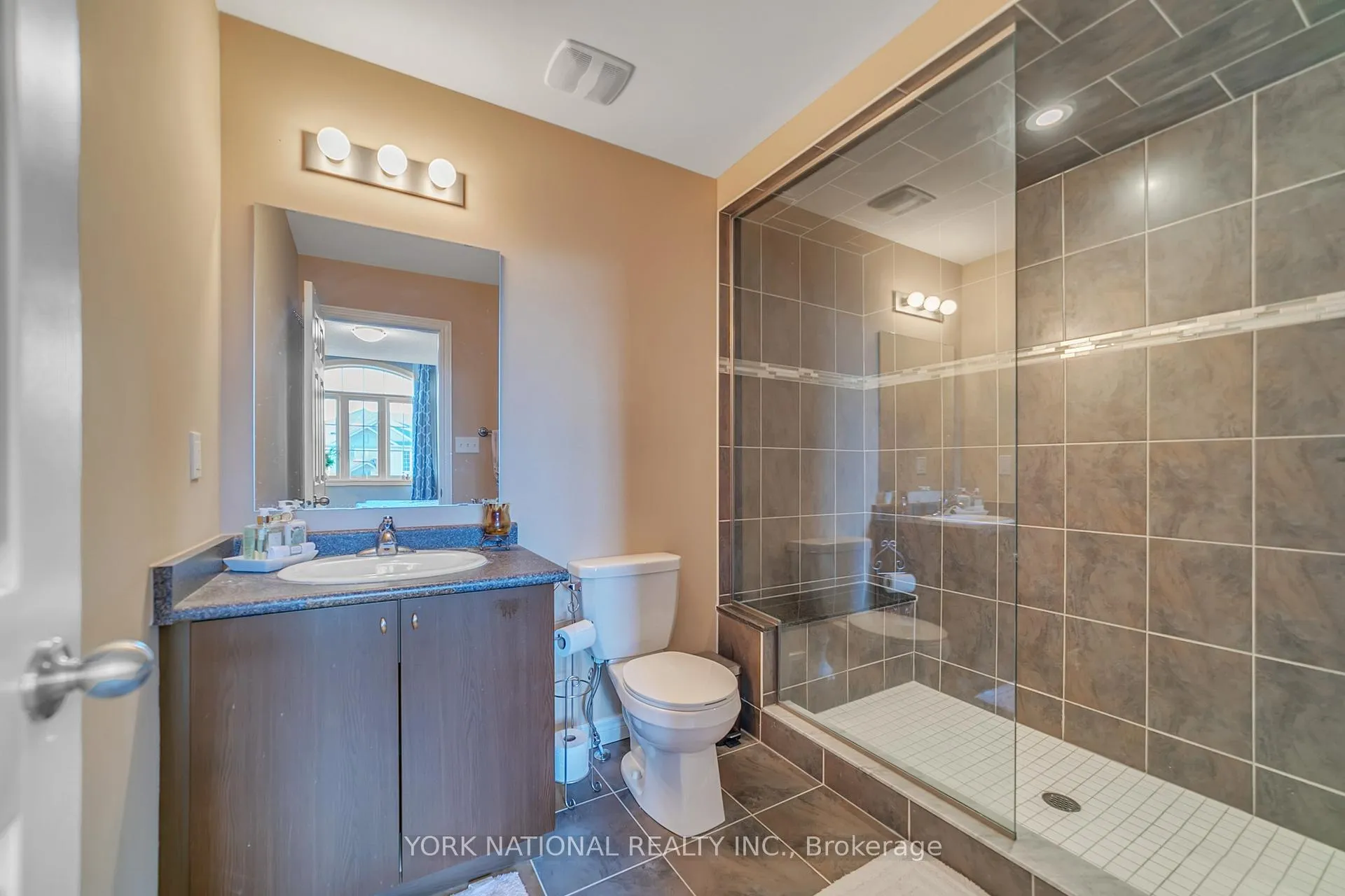 Photo 20 of 30 Madonna Drive S, Hamilton, Carpenter — HOMEH