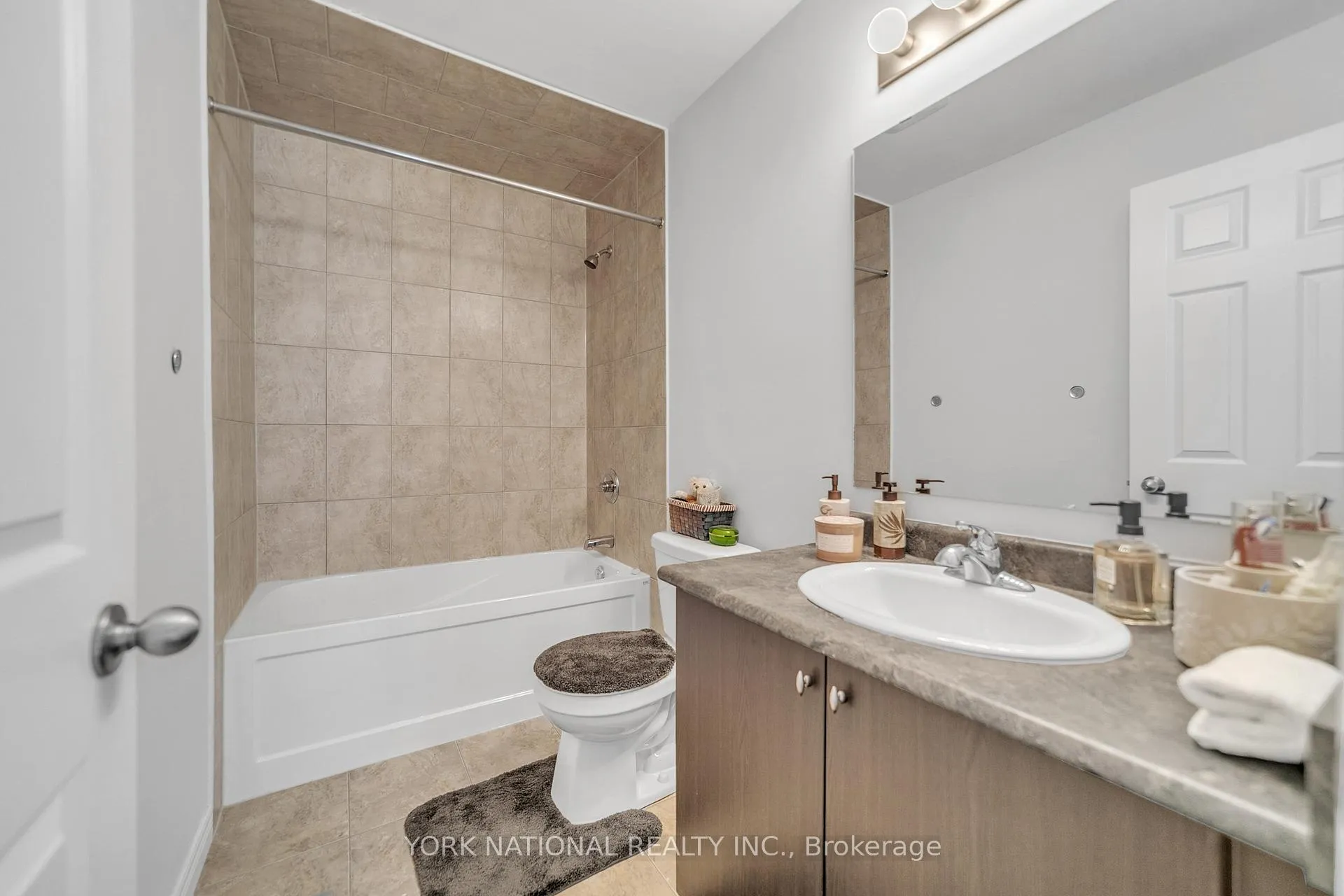 Photo 24 of 30 Madonna Drive S, Hamilton, Carpenter — HOMEH