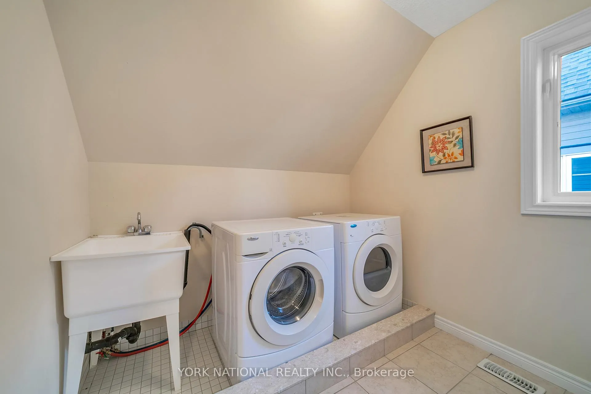 Photo 25 of 30 Madonna Drive S, Hamilton, Carpenter — HOMEH