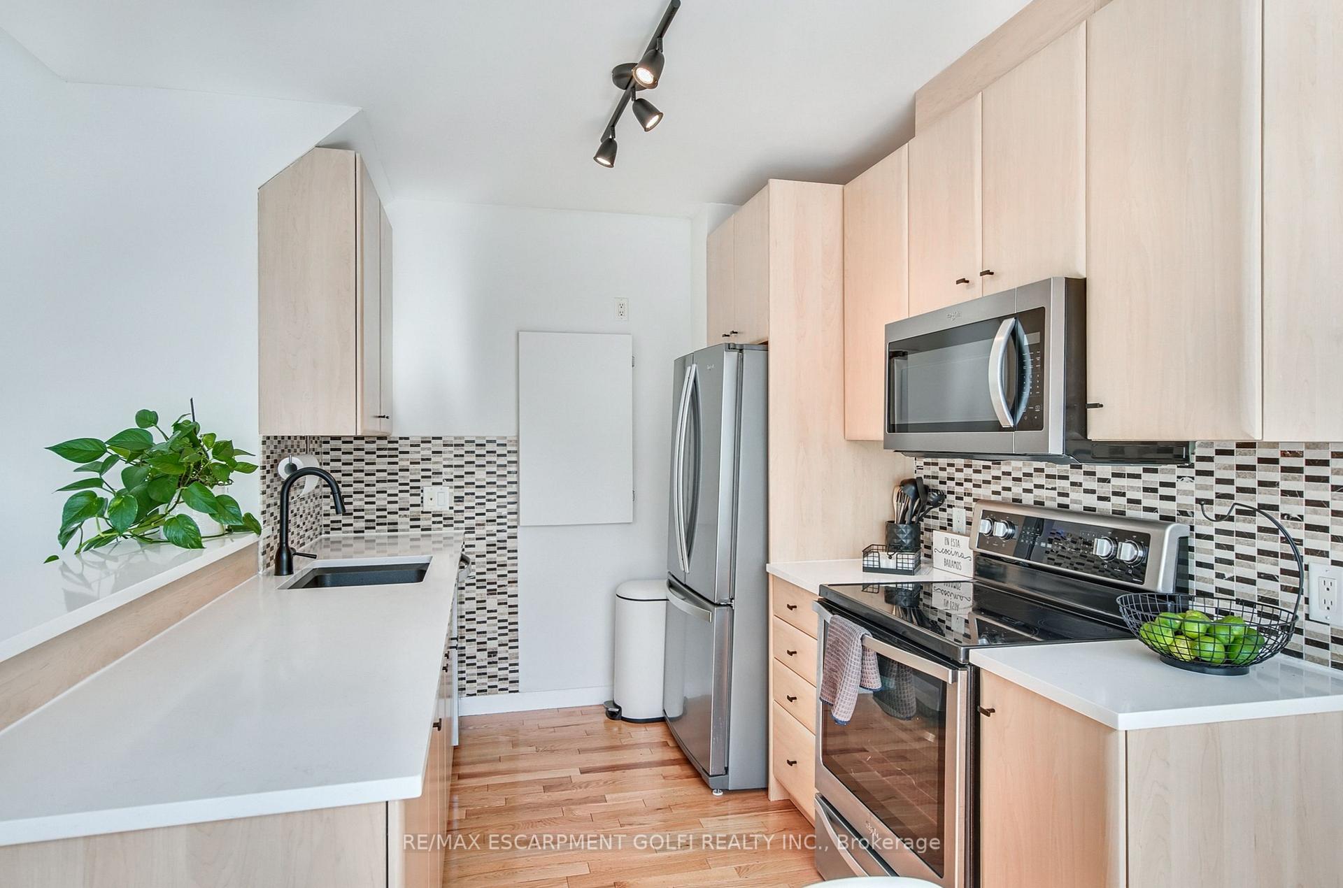 Photo 10 of Unit 16, 49 Ontario Street, Grimsby, Grimsby East — HOMEH