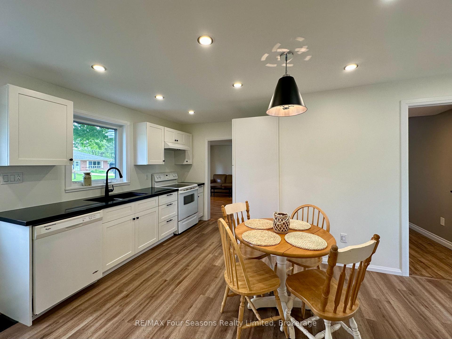 Photo 5 of 240 Jane Street, Clearview, Stayner — HOMEH