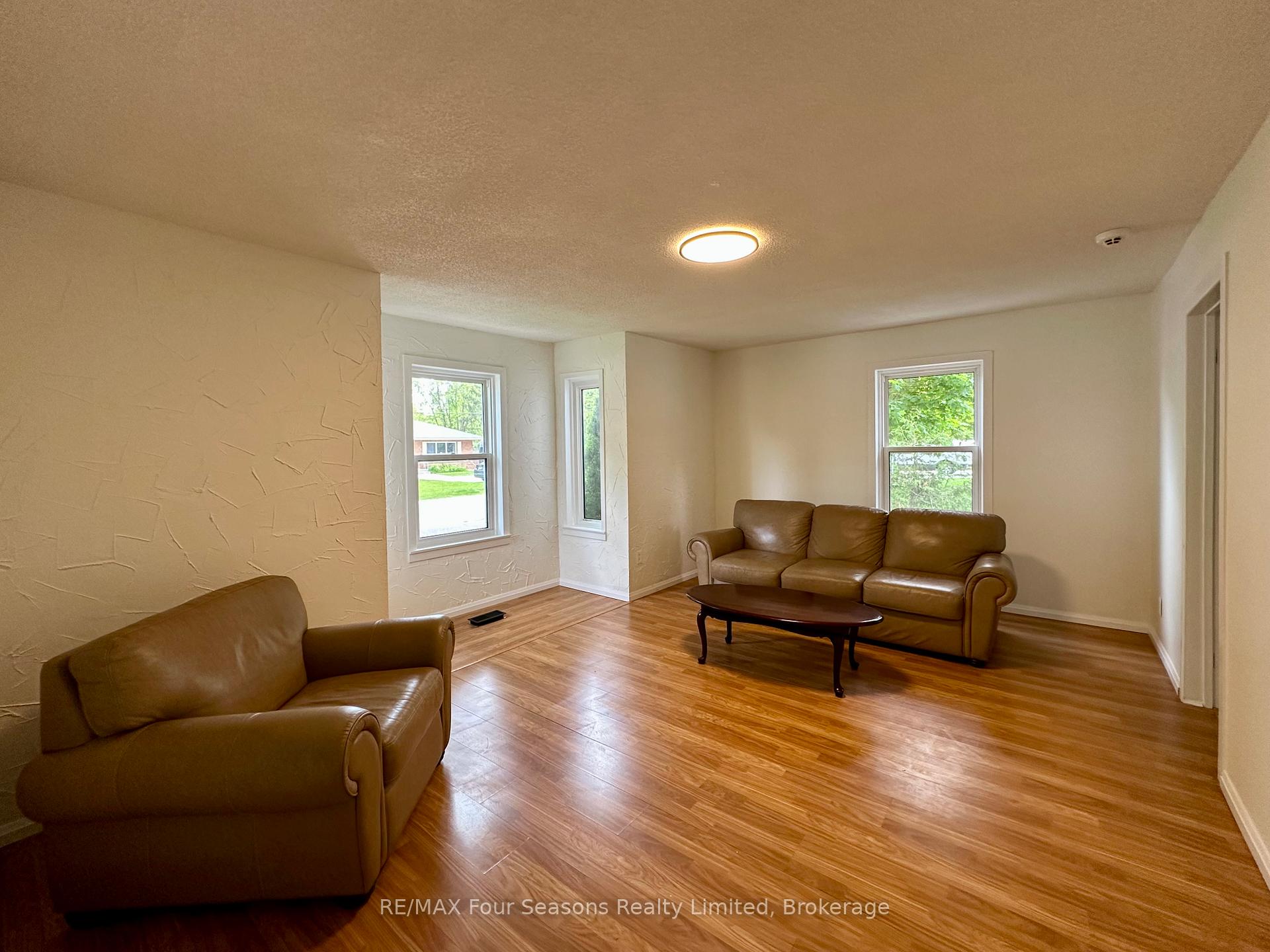 Photo 10 of 240 Jane Street, Clearview, Stayner — HOMEH
