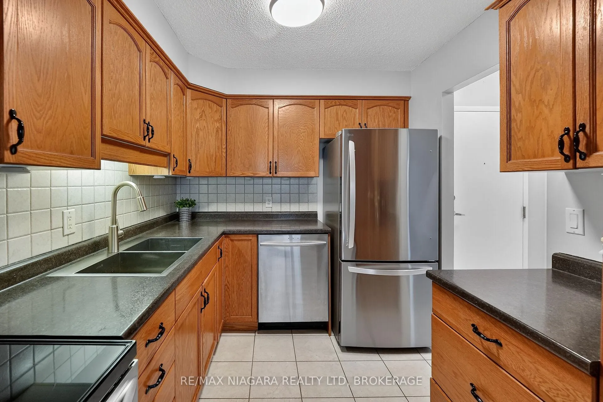 Photo 4 of Unit 911, 81 Scott Street, St. Catharines, Lakeport — HOMEH