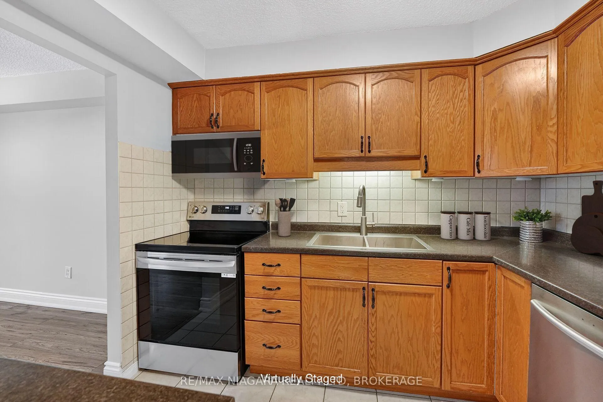 Photo 5 of Unit 911, 81 Scott Street, St. Catharines, Lakeport — HOMEH