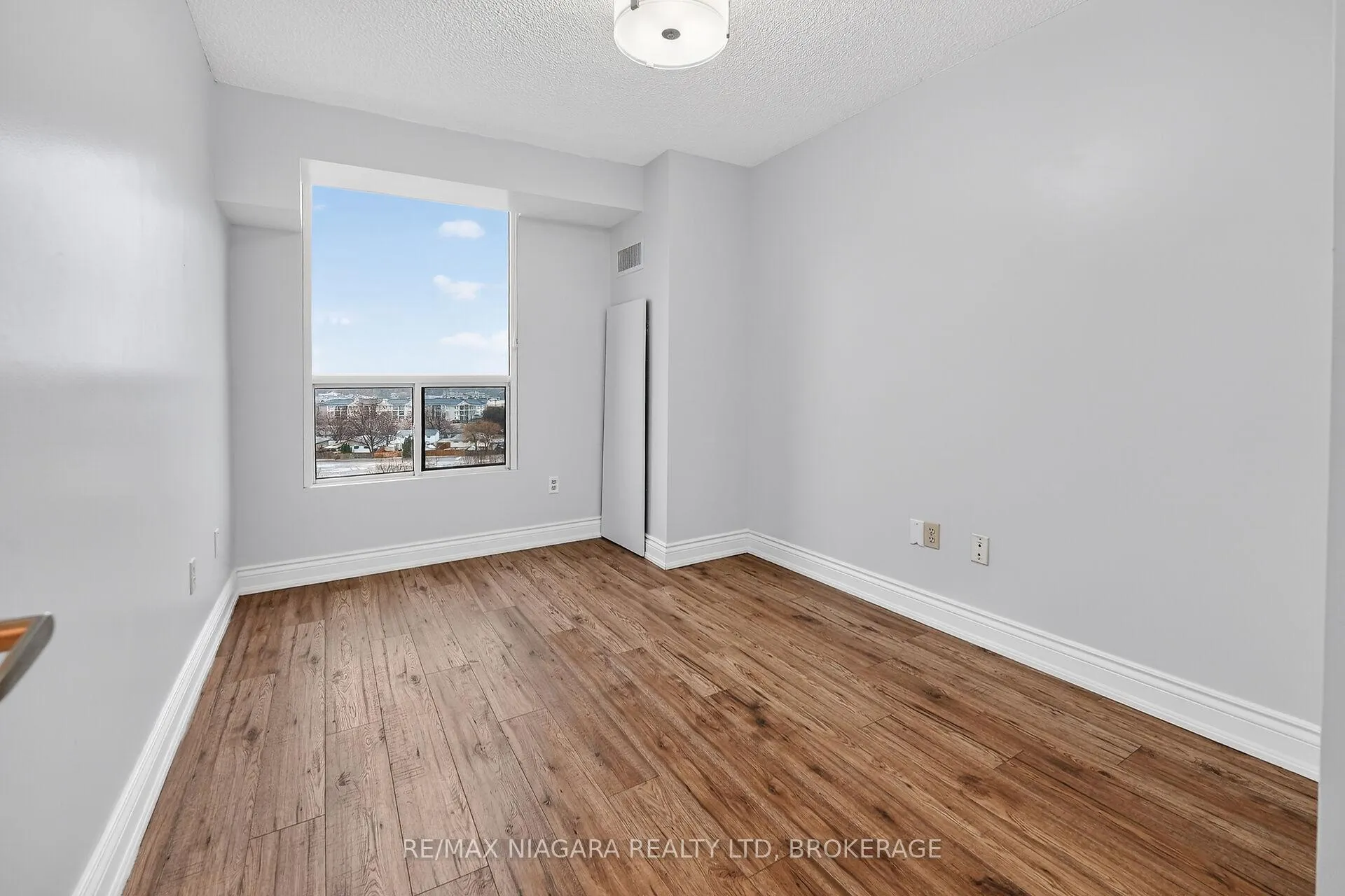Photo 17 of Unit 911, 81 Scott Street, St. Catharines, Lakeport — HOMEH