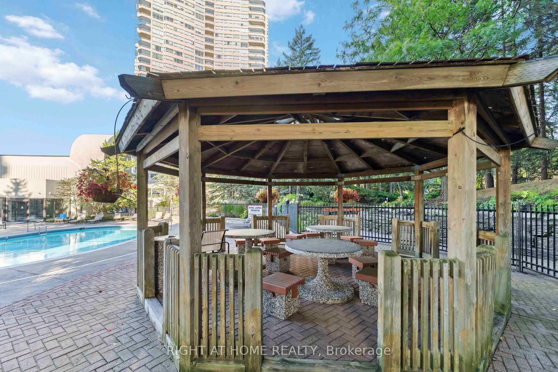 Photo 4 of Unit 1608, 1500 Riverside Drive, Ottawa, Riverview Park — HOMEH