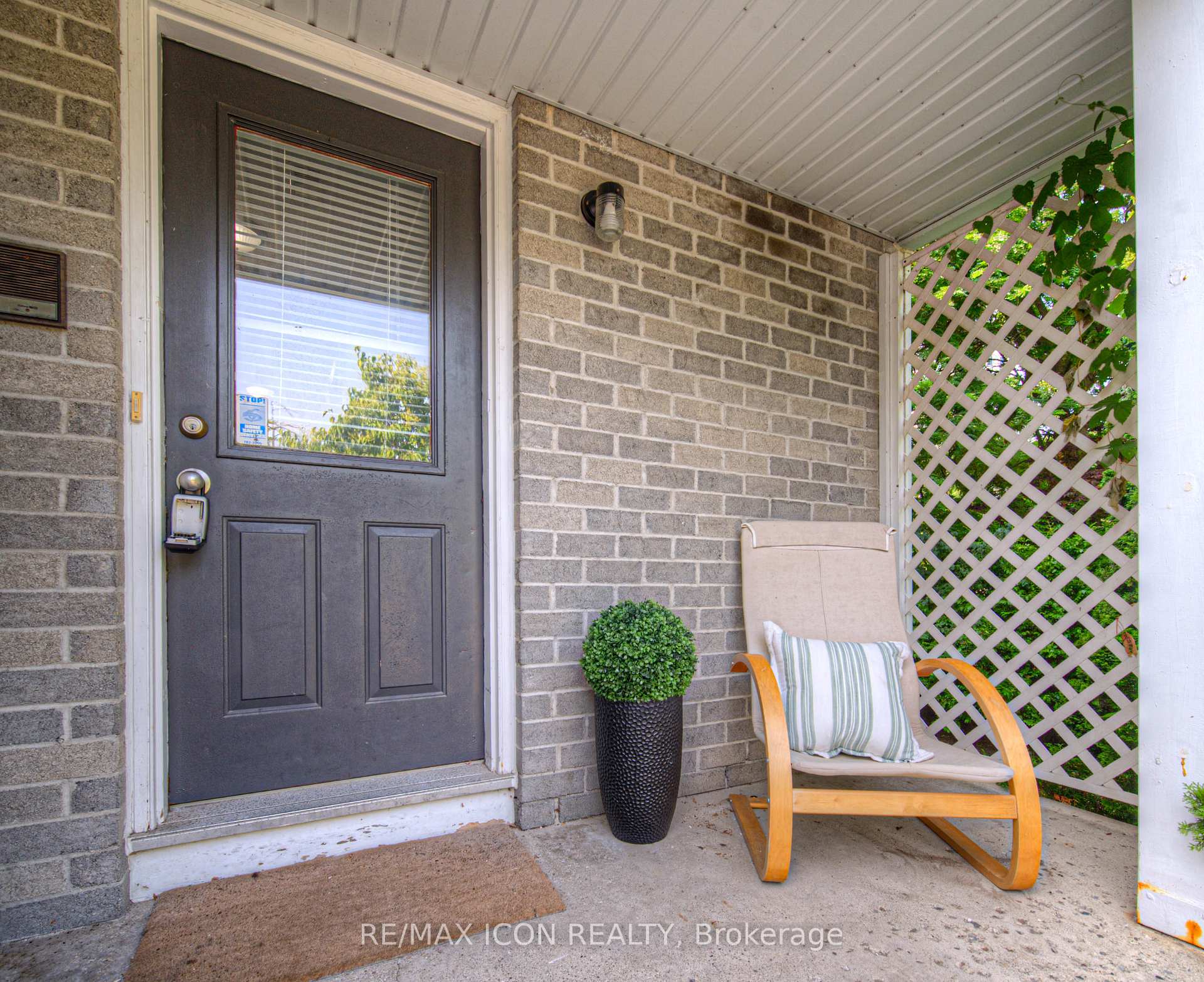 Photo 3 of Unit 37, 54 Green Valley Drive, Kitchener, Pioneer Park — HOMEH