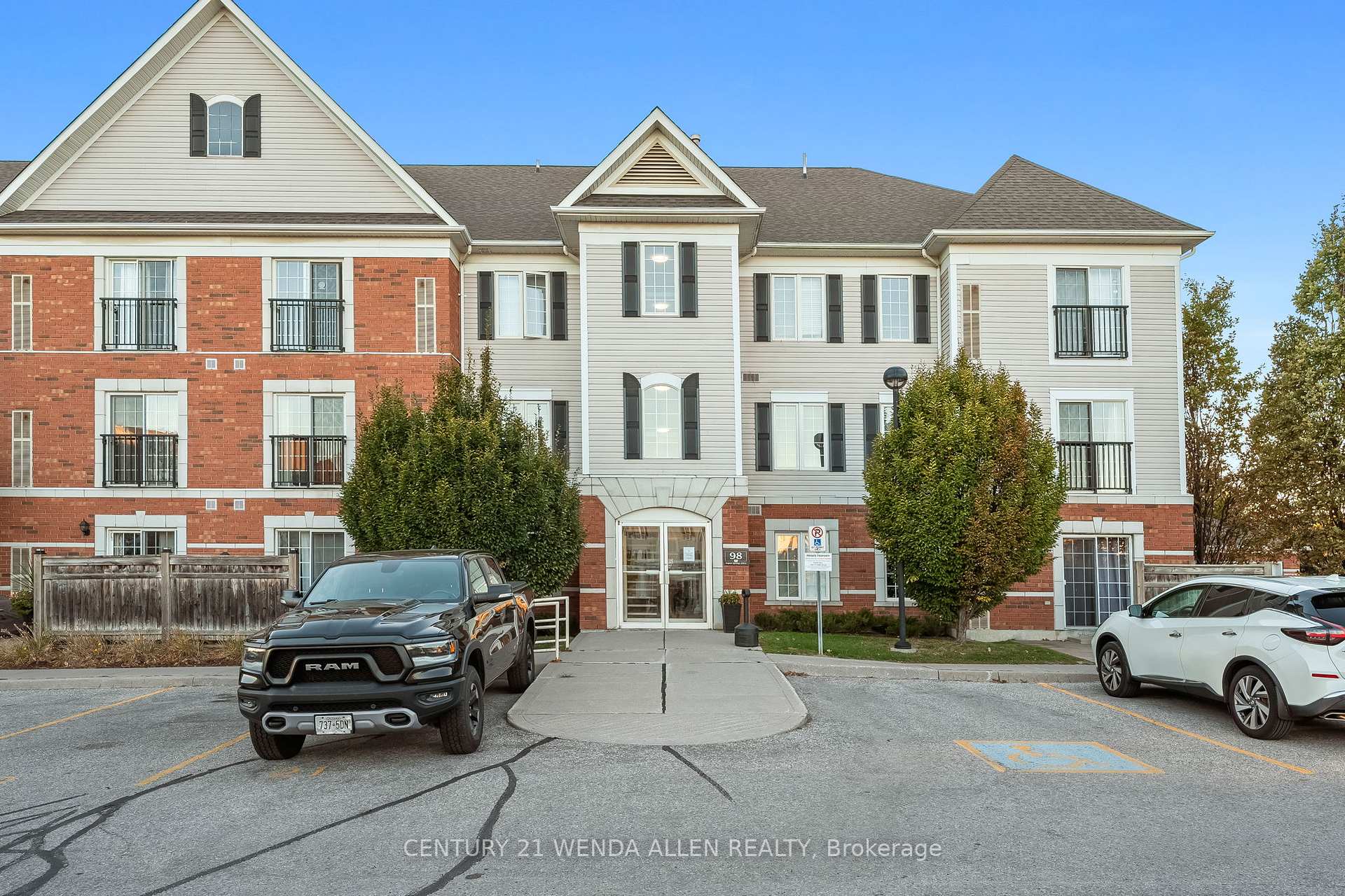 Photo 2 of Unit #309, 98 Aspen Spring Drive, Clarington, Bowmanville — HOMEH