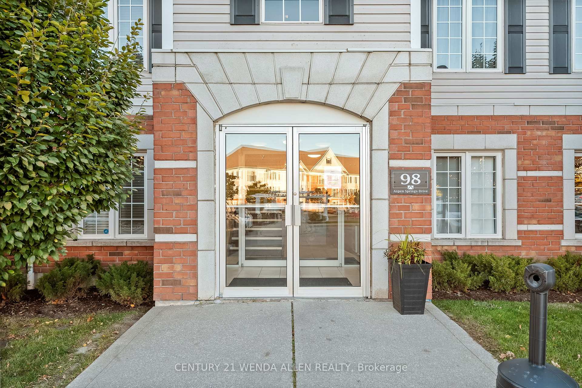 Photo 5 of Unit #309, 98 Aspen Spring Drive, Clarington, Bowmanville — HOMEH