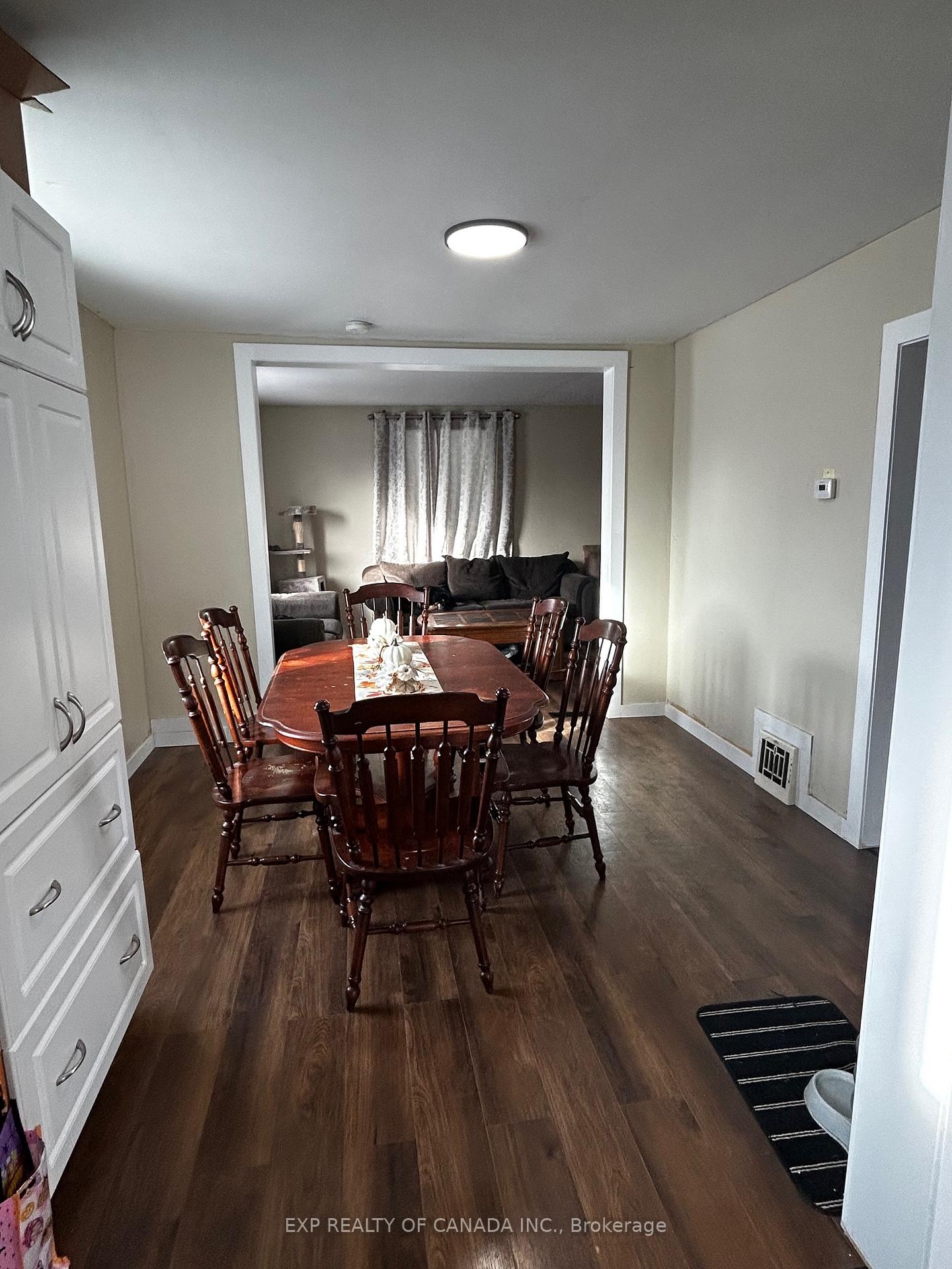 Photo 4 of 206 Eleventh Avenue, Cochrane — HOMEH