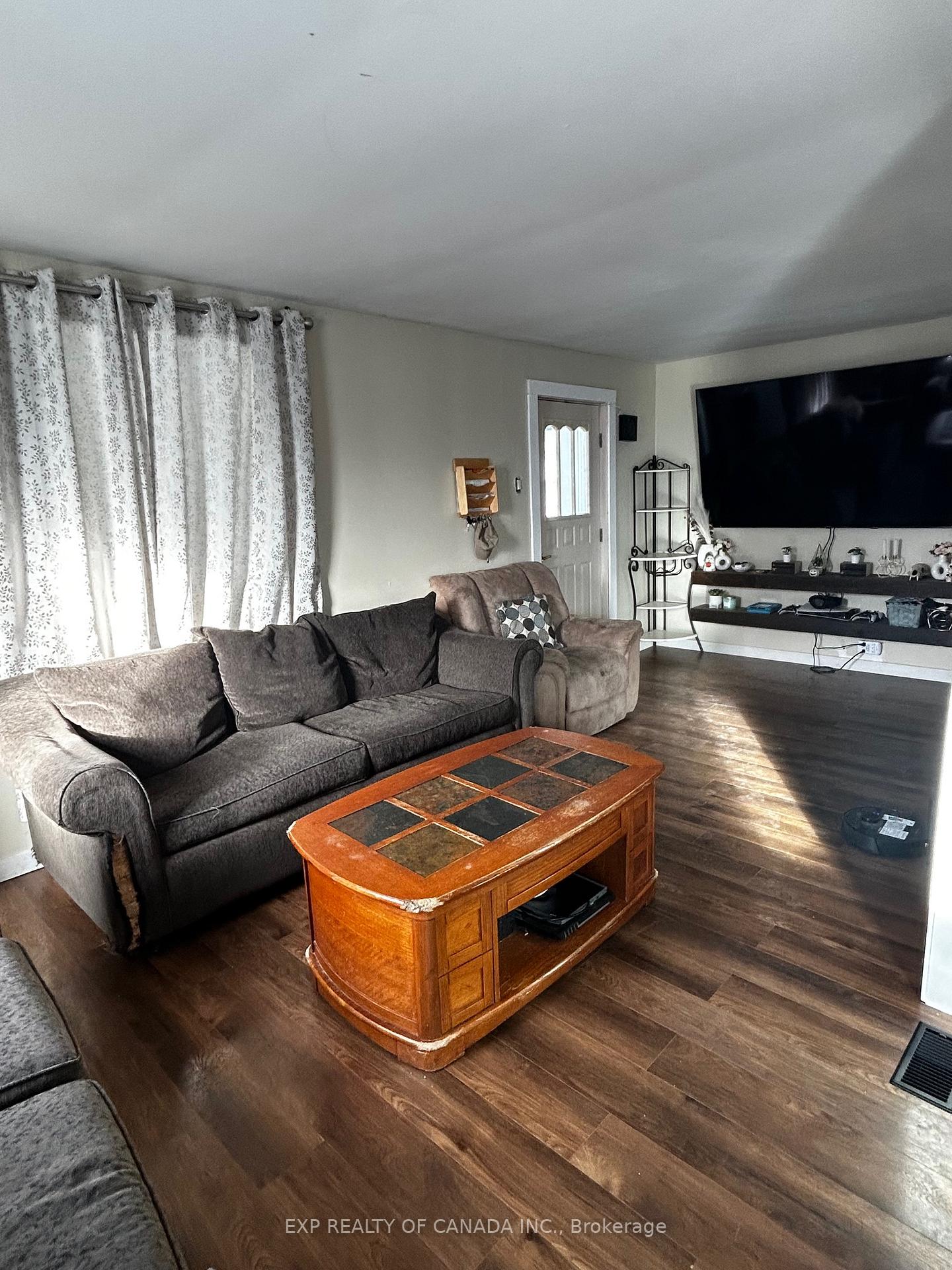 Photo 14 of 206 Eleventh Avenue, Cochrane — HOMEH