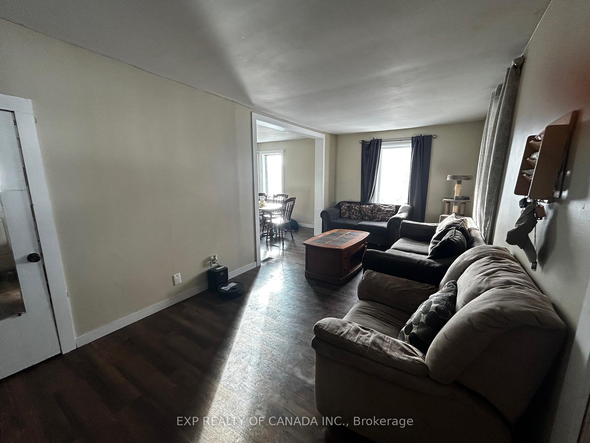 Photo 7 of 206 Eleventh Avenue, Cochrane — HOMEH