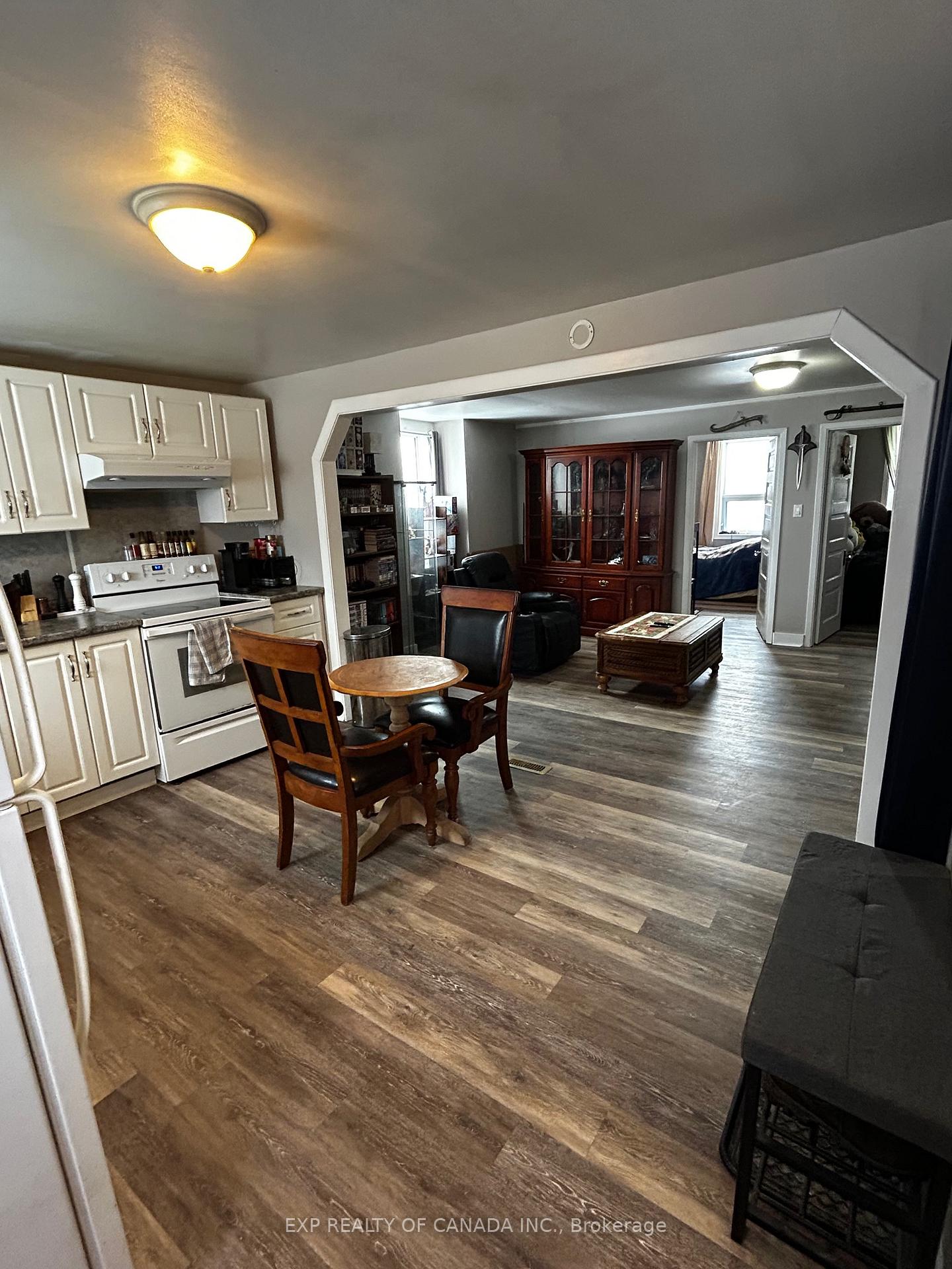 Photo 8 of 206 Eleventh Avenue, Cochrane — HOMEH