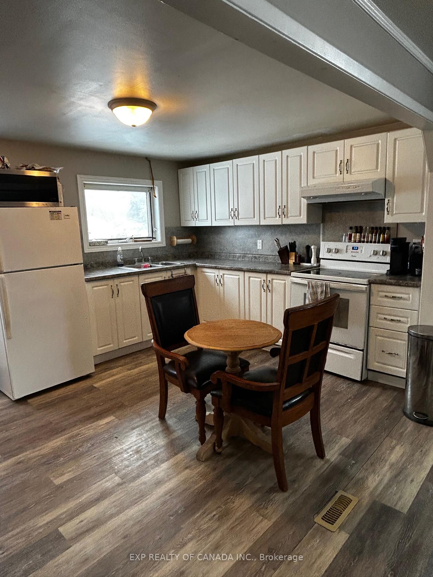 Photo 11 of 206 Eleventh Avenue, Cochrane — HOMEH