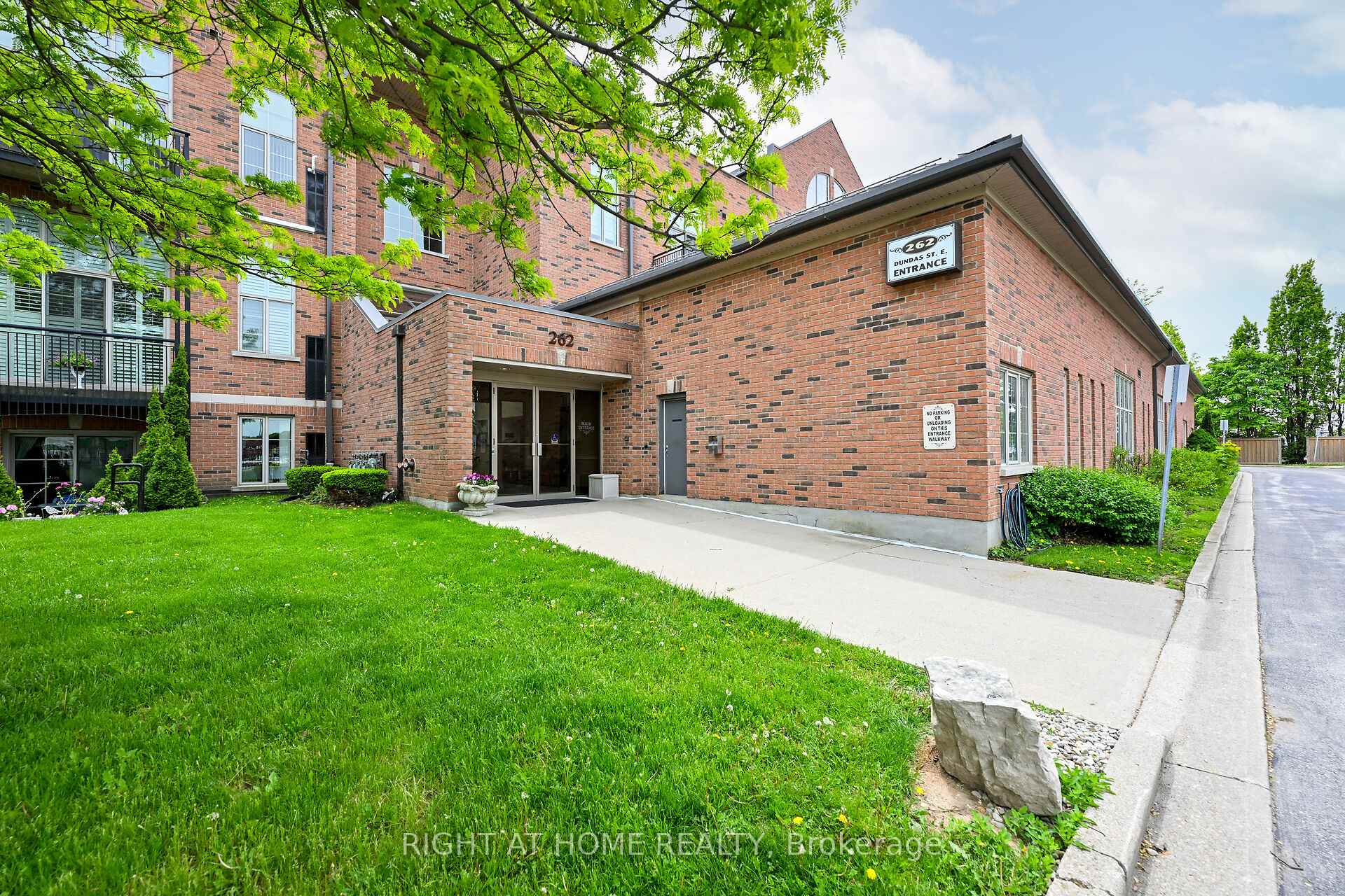 Photo 2 of Unit 403, 262 Dundas Street E, Hamilton, Waterdown — HOMEH