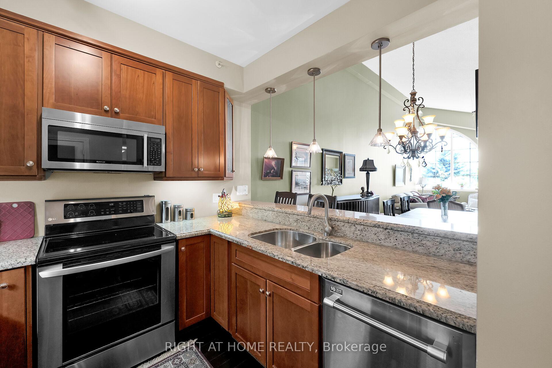 Photo 8 of Unit 403, 262 Dundas Street E, Hamilton, Waterdown — HOMEH