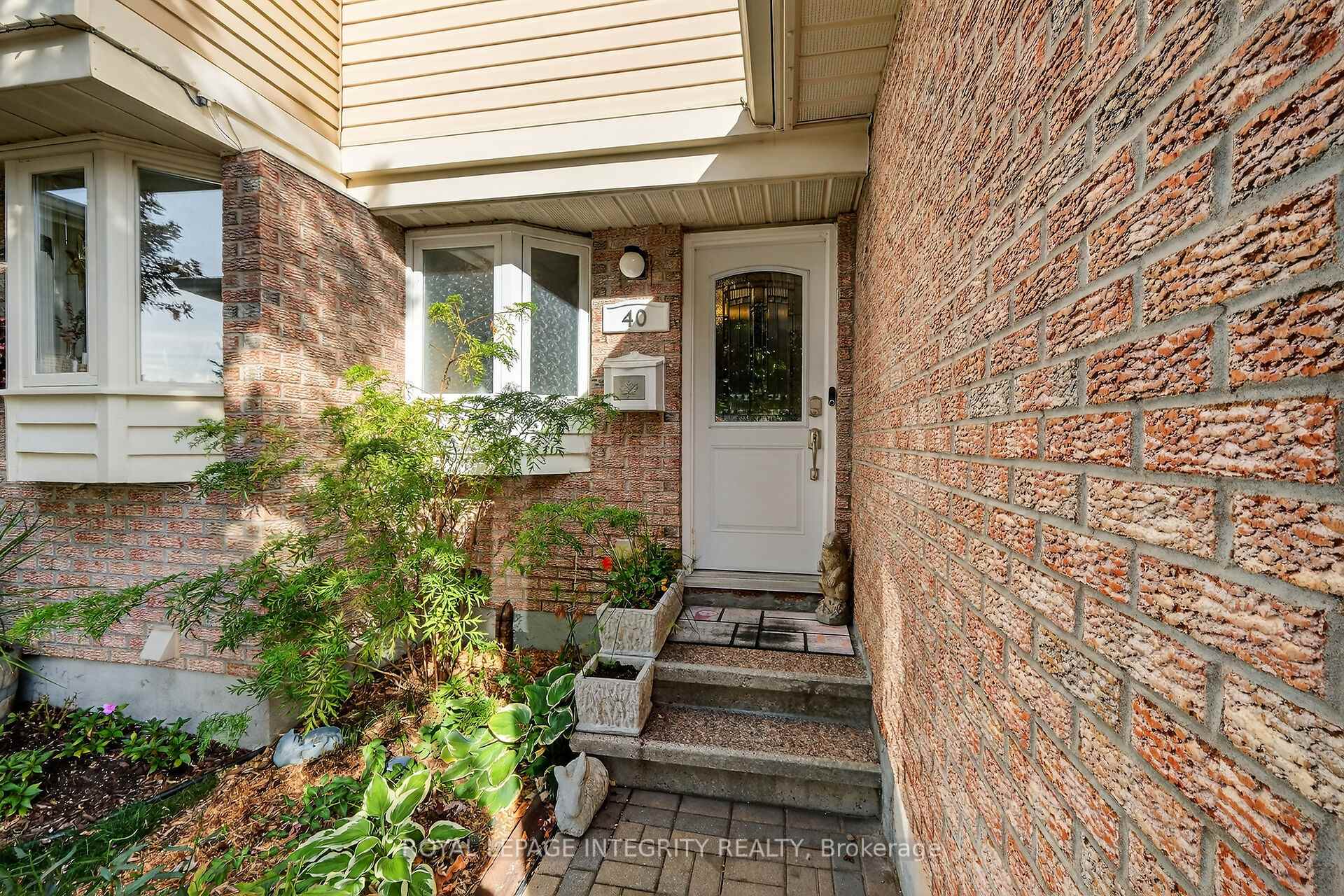 Photo 5 of 40 Shadetree Crescent, Ottawa, Borden Farm/Stewart Farm/Carleton Heights/Parkwood Hills — HOMEH