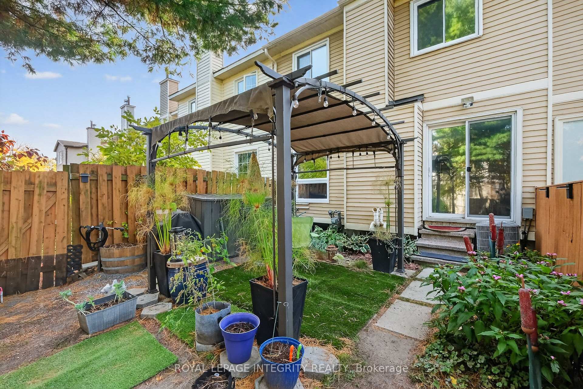 Photo 29 of 40 Shadetree Crescent, Ottawa, Borden Farm/Stewart Farm/Carleton Heights/Parkwood Hills — HOMEH