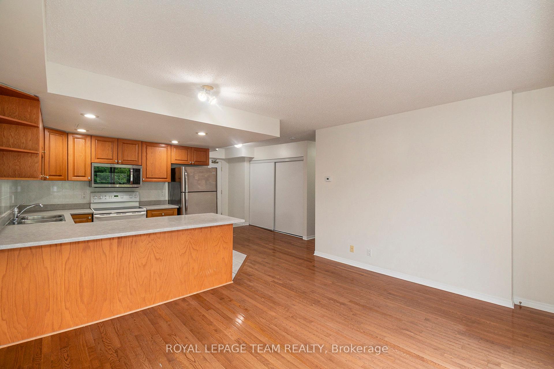 Photo 8 of Unit 507, 320 Centrum Boulevard, Ottawa, Bilberry Creek/Queenswood Heights — HOMEH