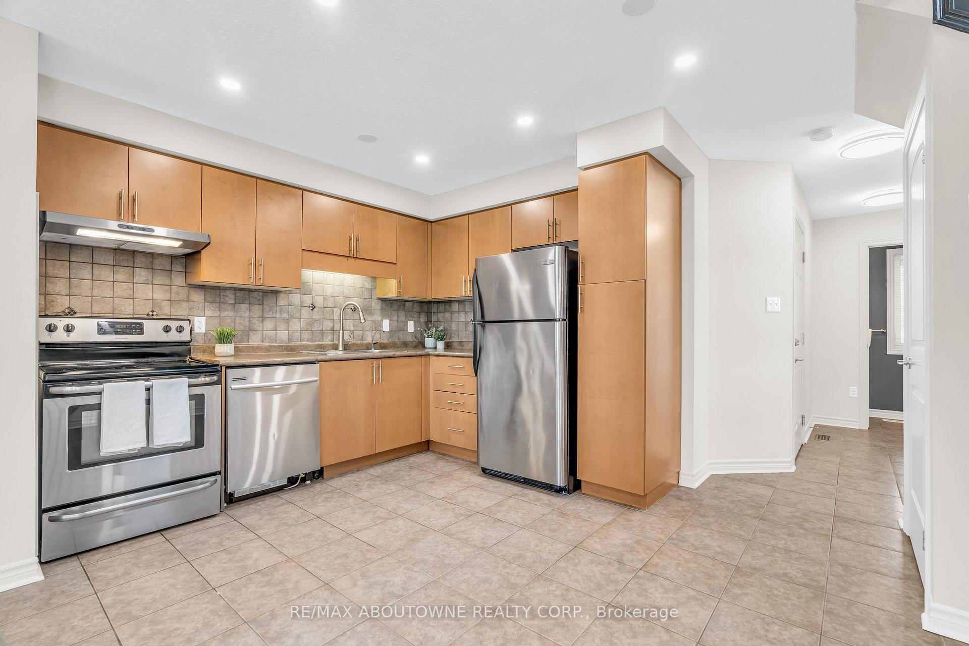 Photo 15 of 2 Lambeth Way, Guelph, Pineridge/Westminster Woods — HOMEH