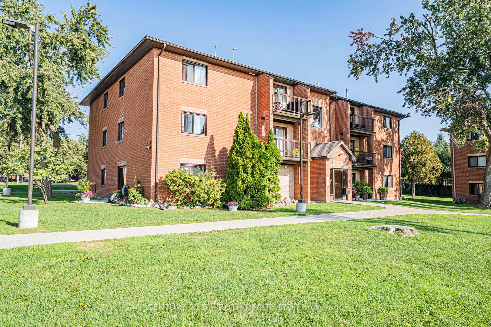 Front of Unit G10, 147 Edgehill Drive