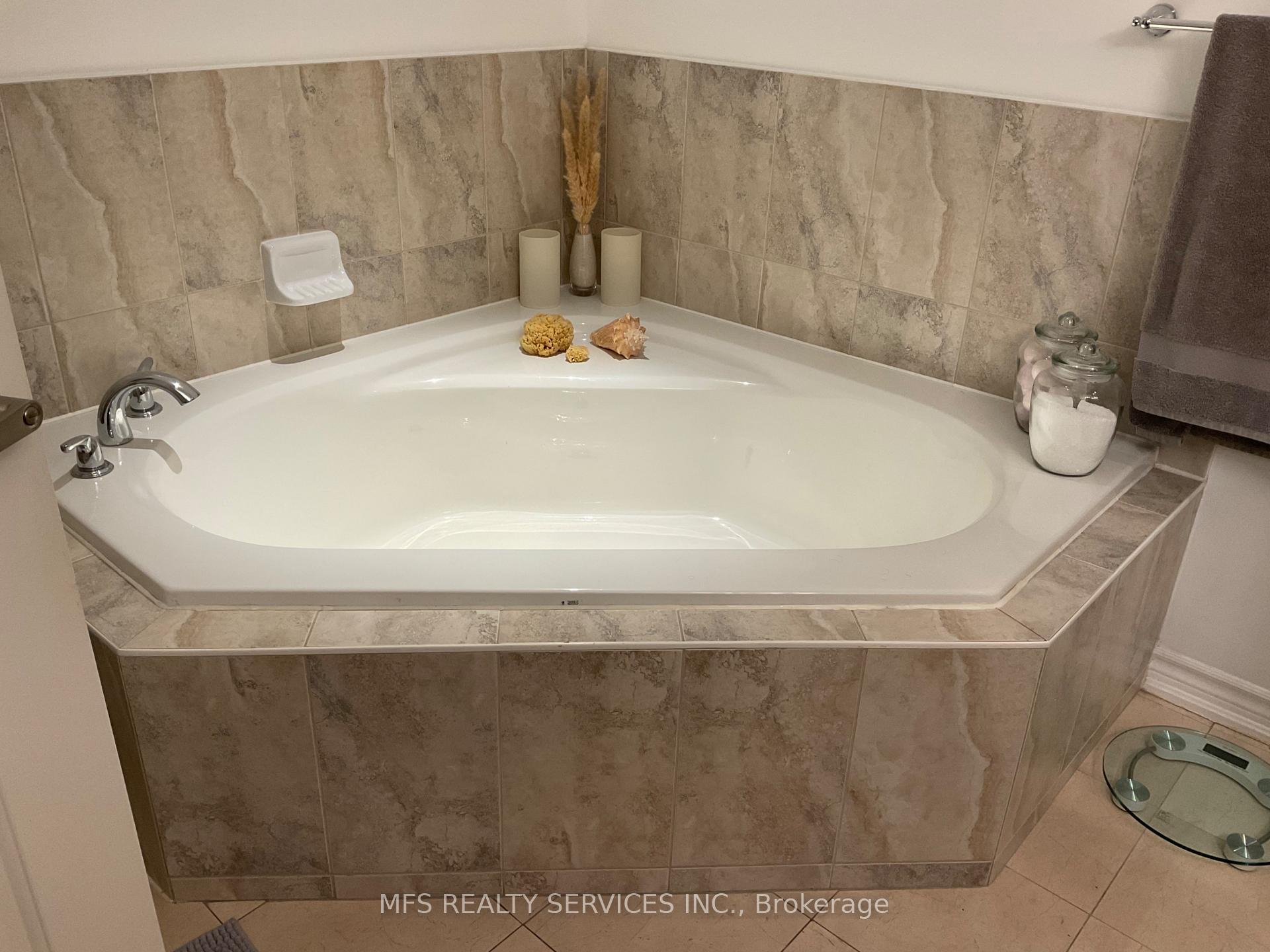 Photo 23 of Unit 1601, 9235 Jane Street, Vaughan, Maple — HOMEH