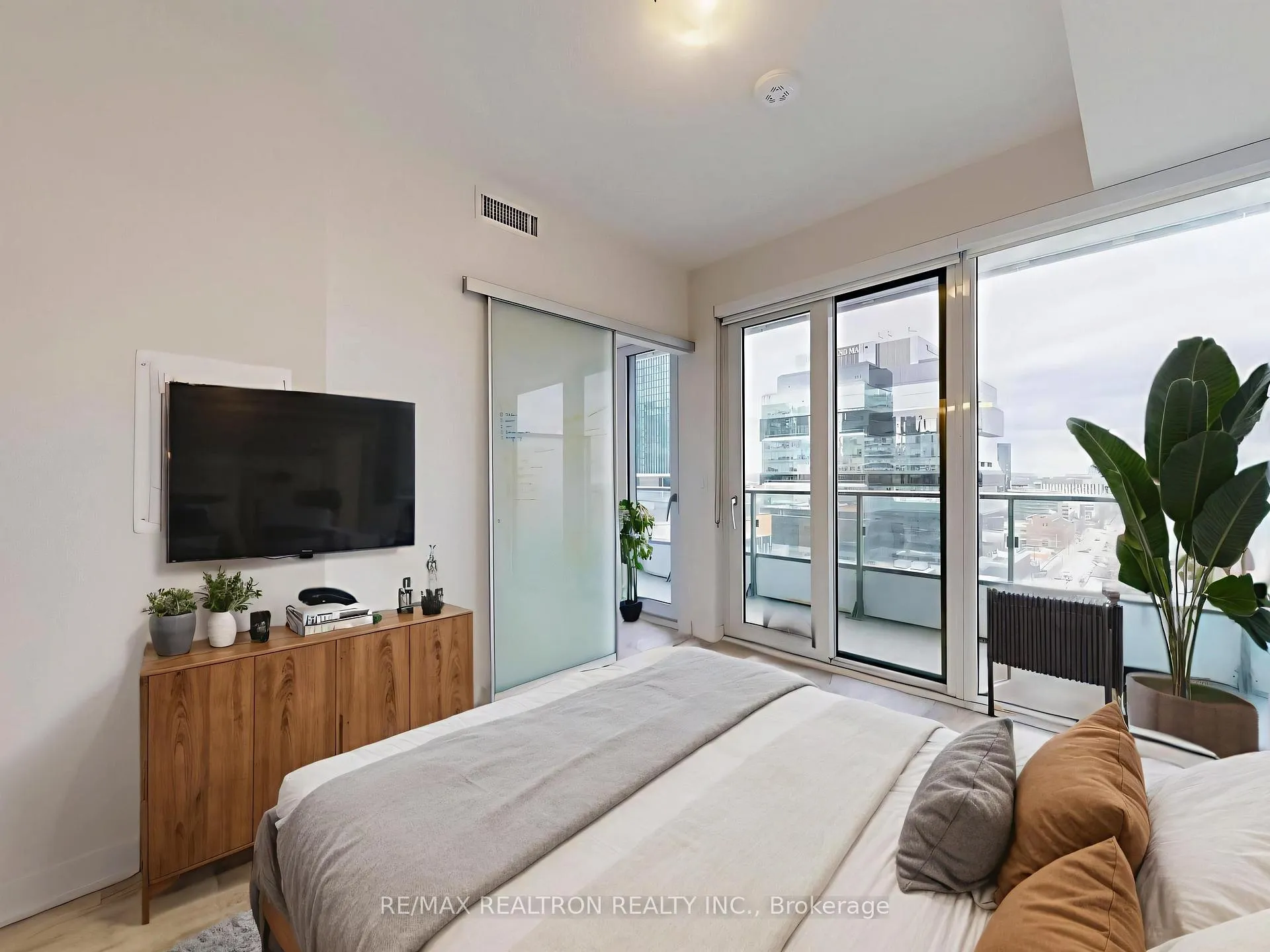 Photo 8 of Unit 1202, 70 Princess Street, Toronto, Moss Park — HOMEH
