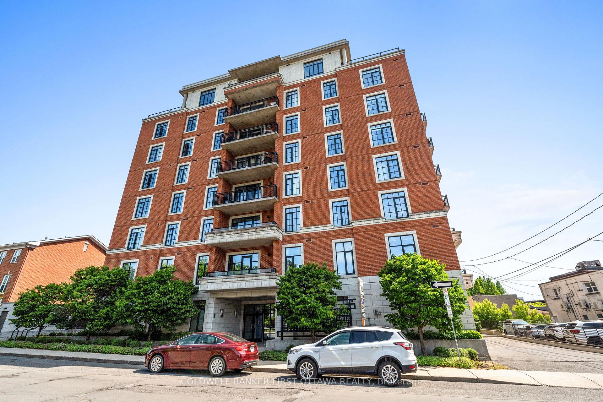 Front of Unit 705, 327 Breezehill Avenue S