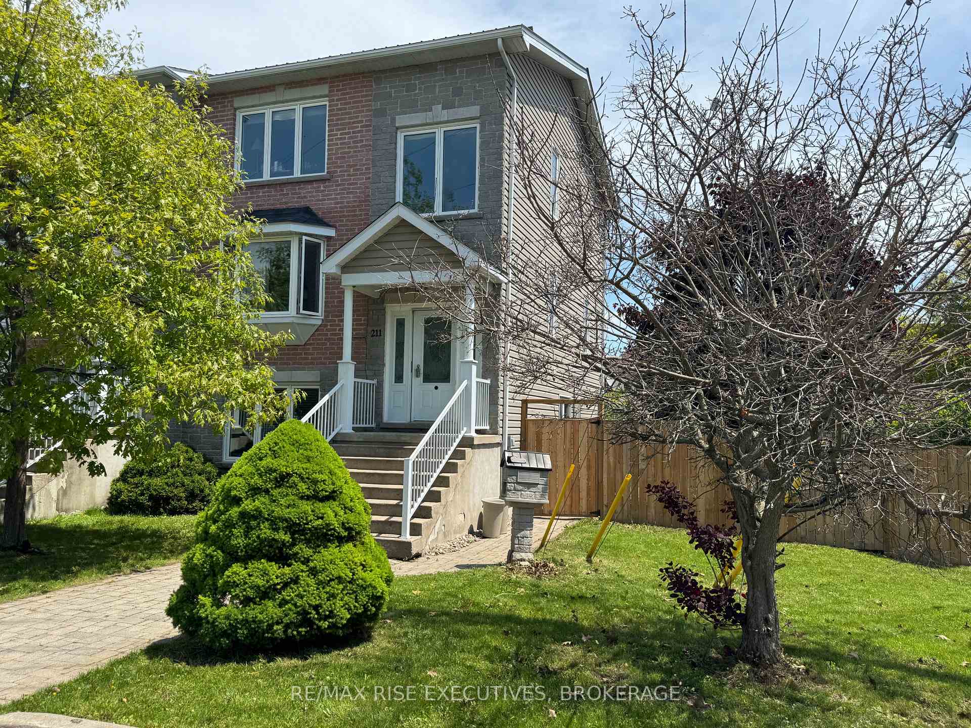 Photo 2 of 211 Oak Street, Gananoque — HOMEH
